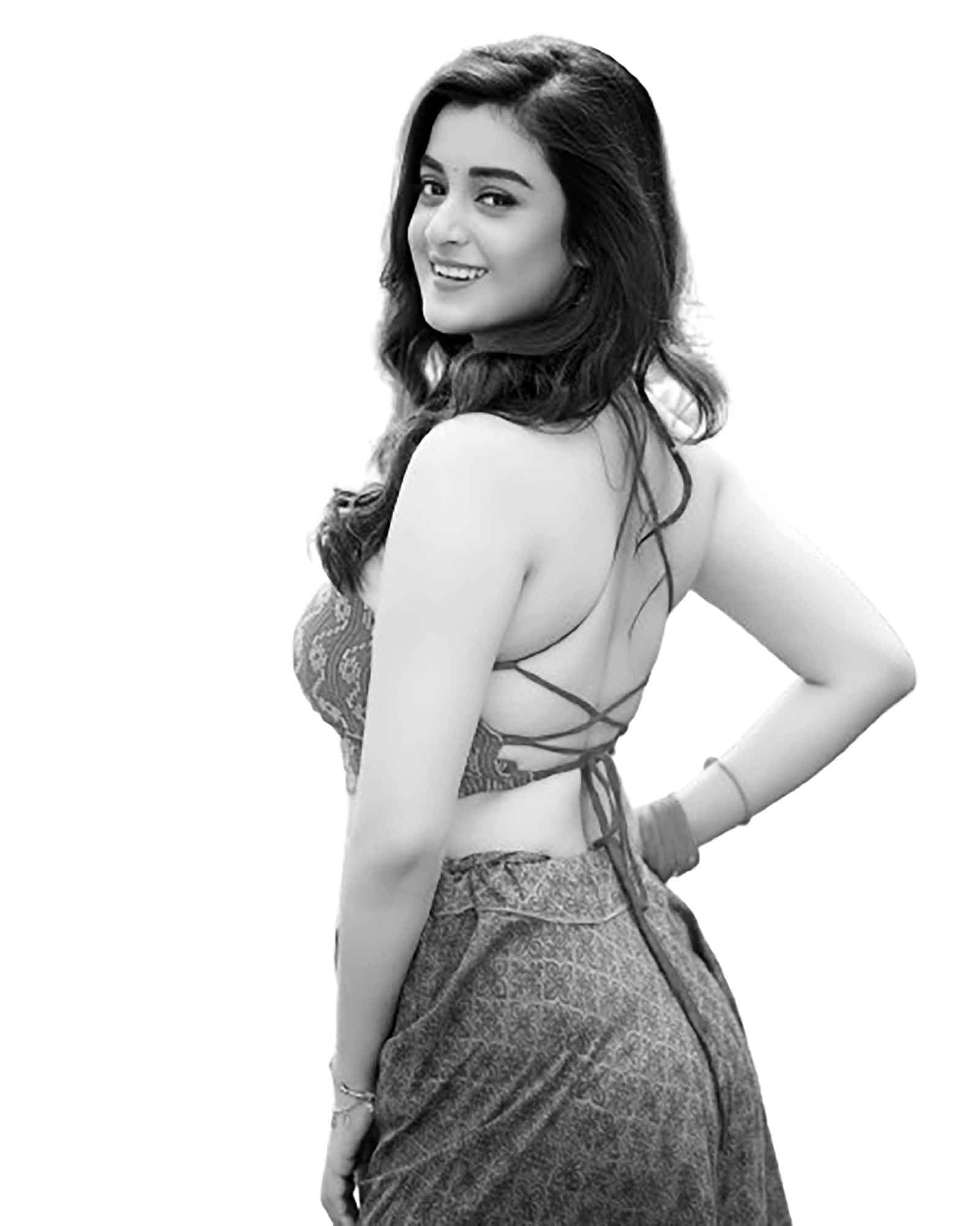 কটাক্ষের মুখে দর্শনা বণিক