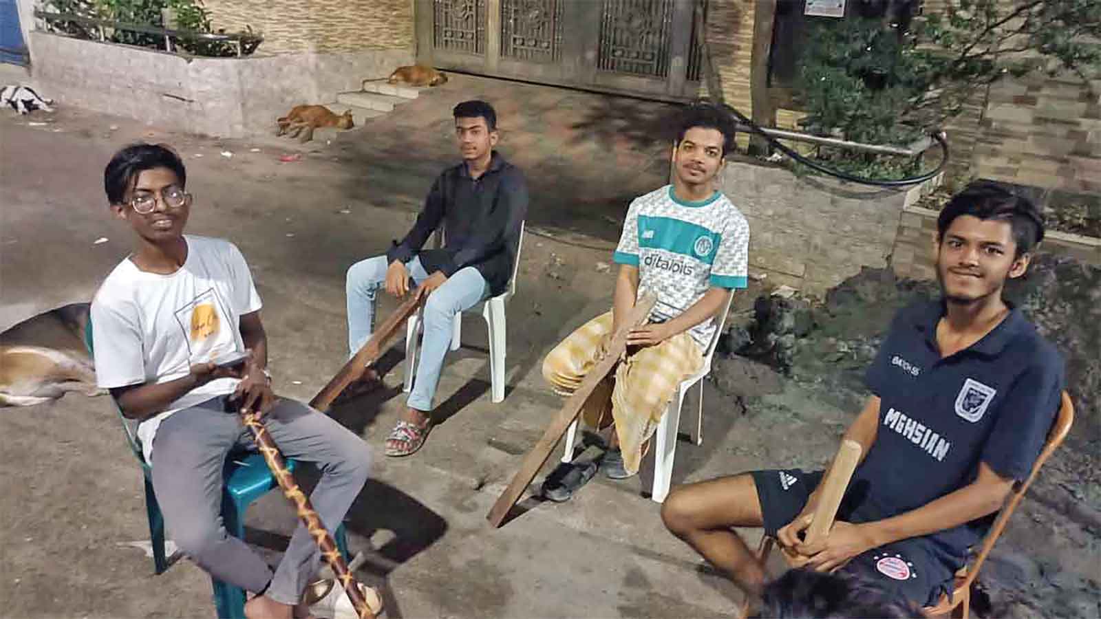 ঢাকায় ডাকাত আতঙ্ক দল বেঁধে পাহারা