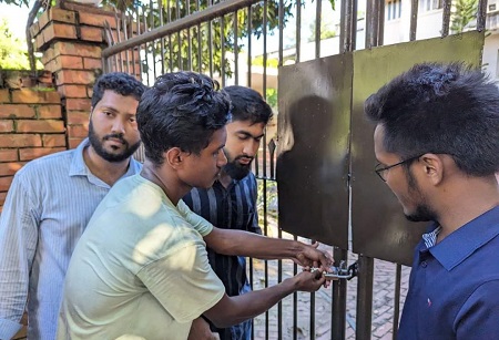 চবি উপাচার্যের বাসভবনে তালা দিল আন্দোলনরত শিক্ষার্থীরা