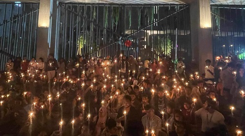 নিহতদের স্মরণে ব্র্যাক বিশ্ববিদ্যালয়ে মোমবাতি প্রজ্জ্বলন