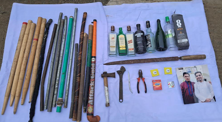 ছাত্রলীগ নেতাদের রুম থেকে দেশীয় অস্ত্র, মদের বোতল, জন্ম নিরোধক উদ্ধার 