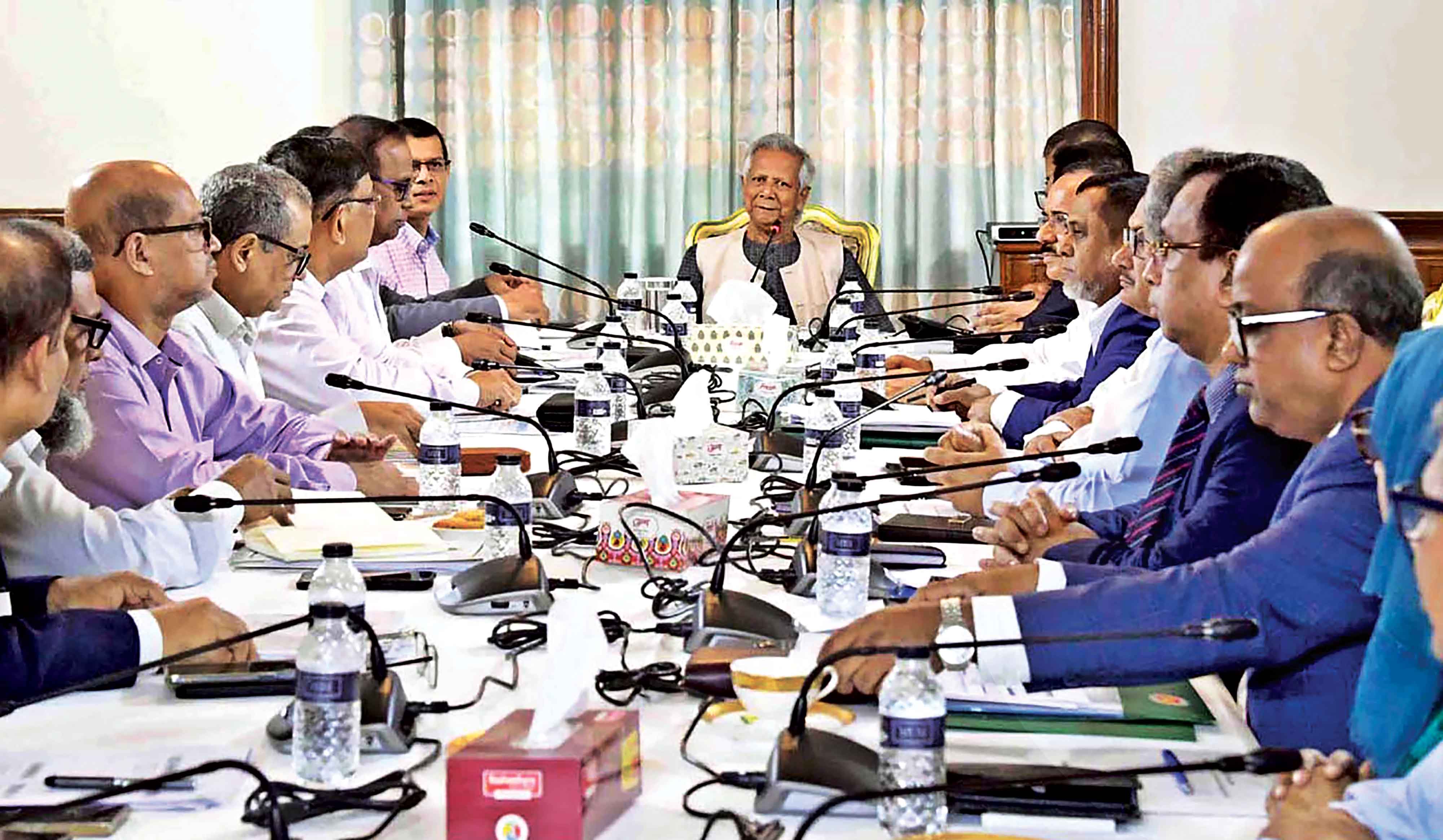 অগ্রাধিকার দিয়ে কাজ করুন সচিবদের প্রতি ড. ইউনূস