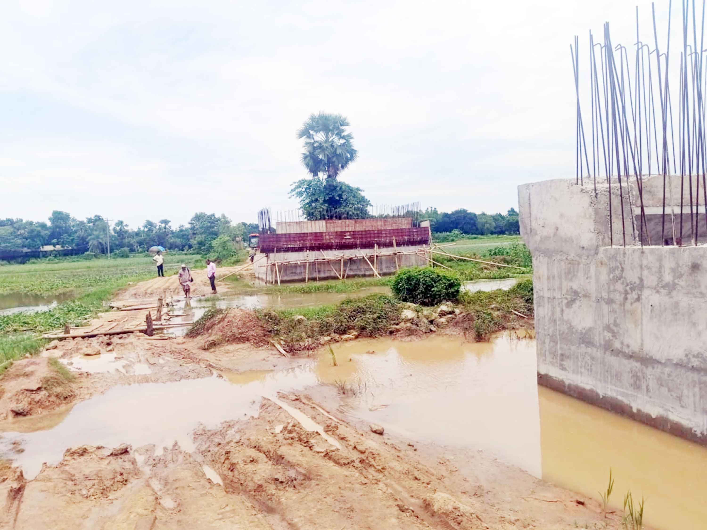 সখীপুরে কাঁকড়ার খালে সেতু নির্মাণে ধীরগতি