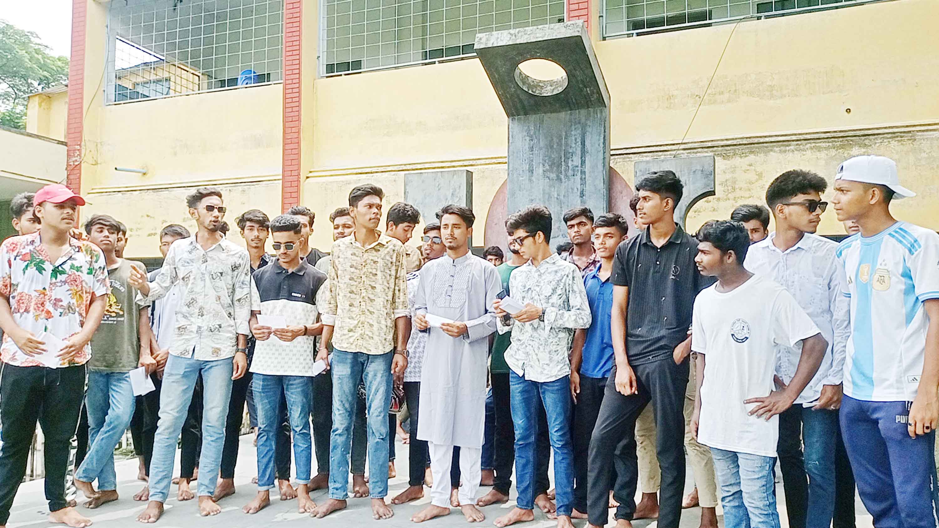উপাচার্যের পদত্যাগের দাবিতে যবিপ্রবিতে বিক্ষোভ-মিছিল অধ্যক্ষের অপসারণ দাবি ঈশ্বরদীতে