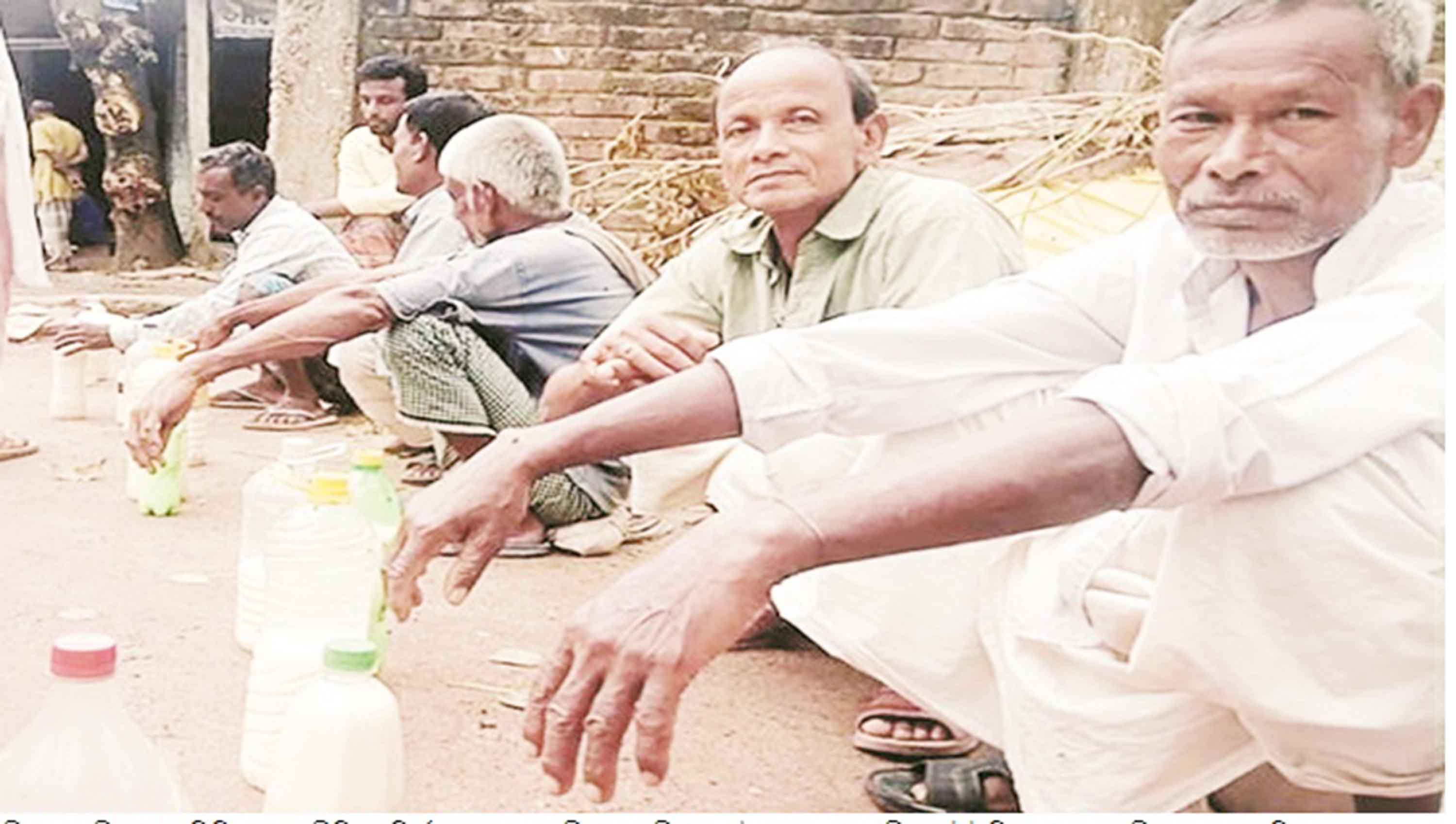 দুধ বিক্রি করে চলে ওদের সংসার
