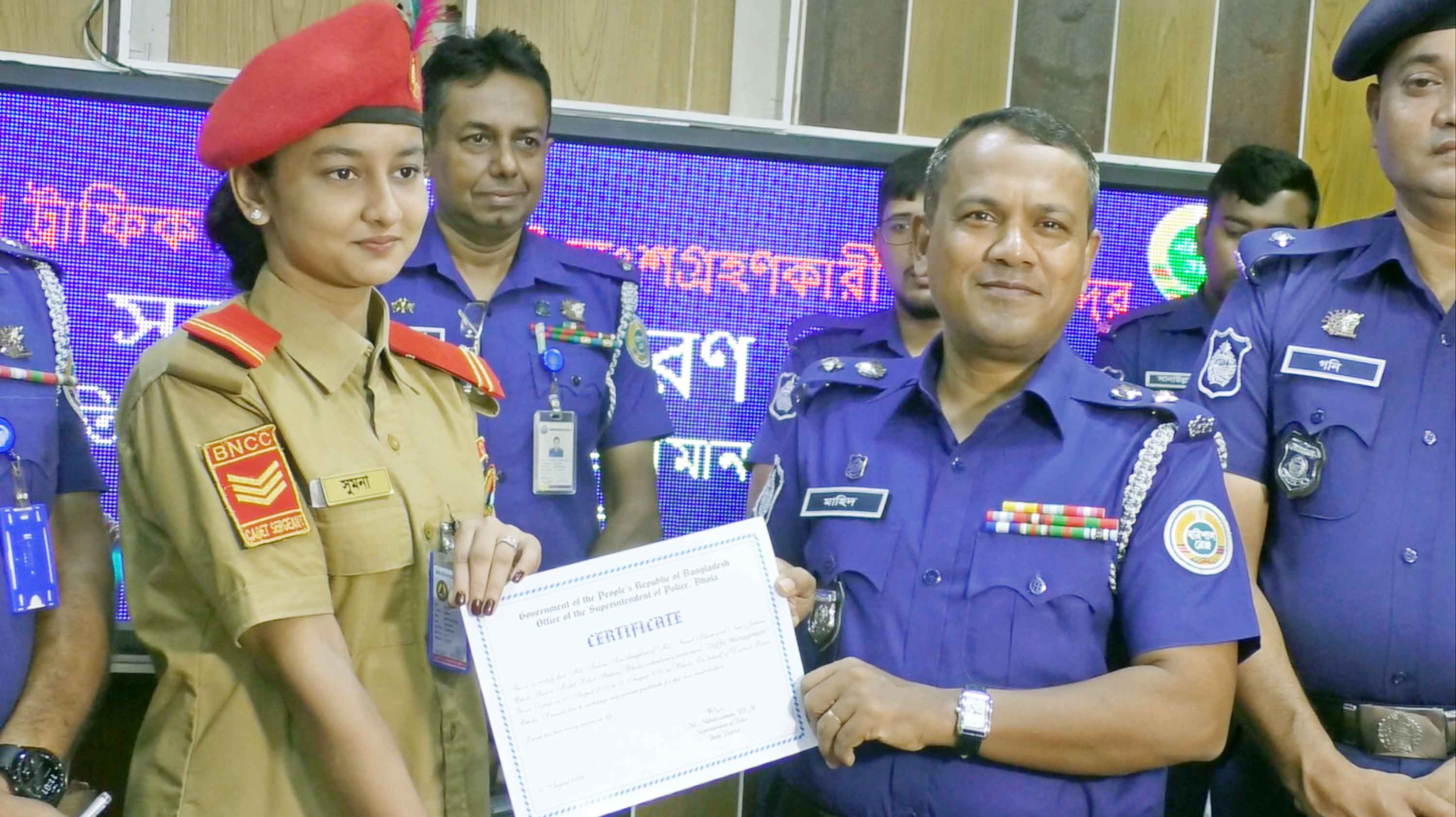 ভোলায় ট্রাফিকের দায়িত্ব পালনে সনদ পেলেন শিক্ষার্থীরা