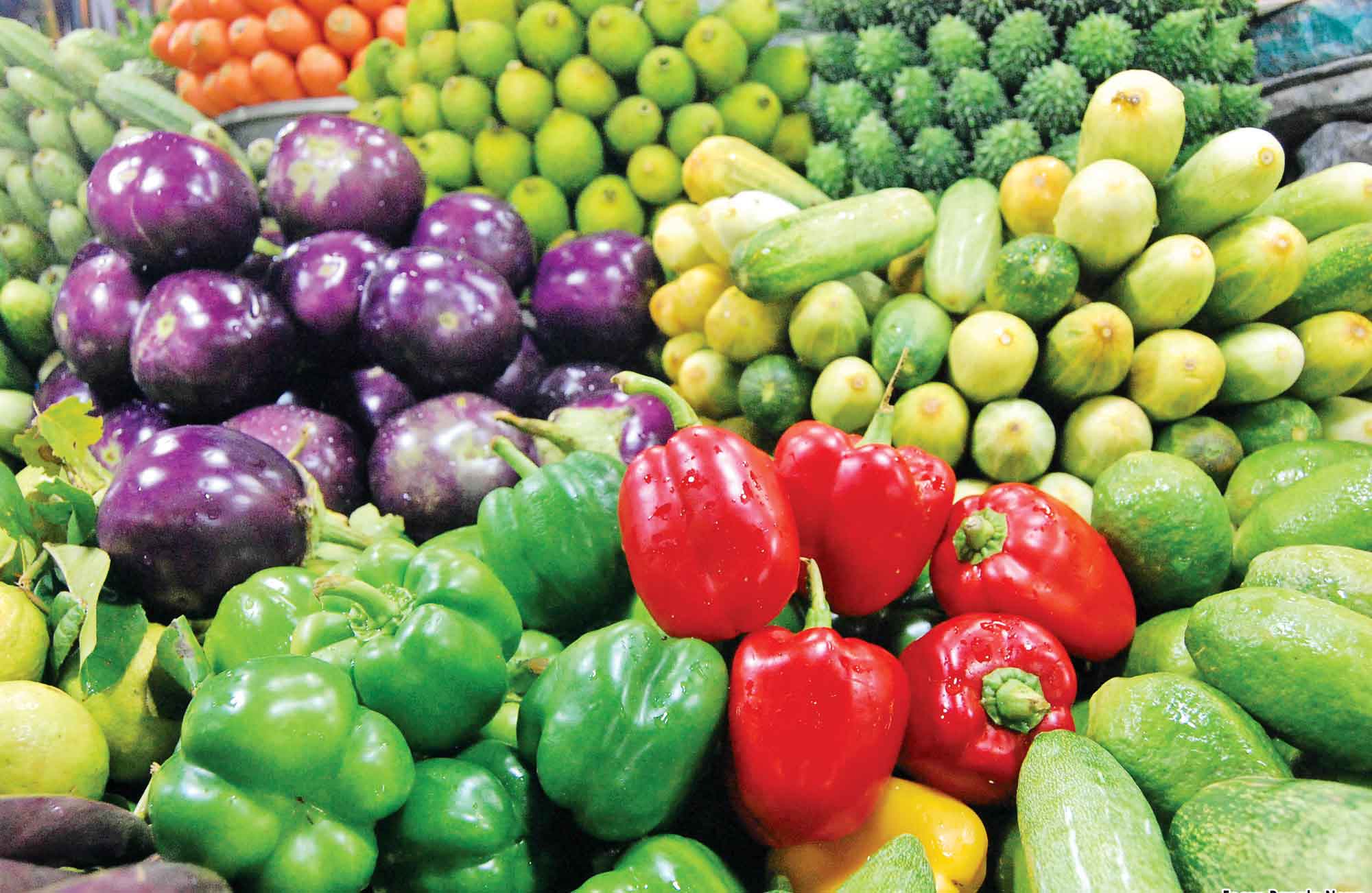 কাঁচাবাজারে স্বস্তি, অস্বস্তি মুদিপণ্যে
