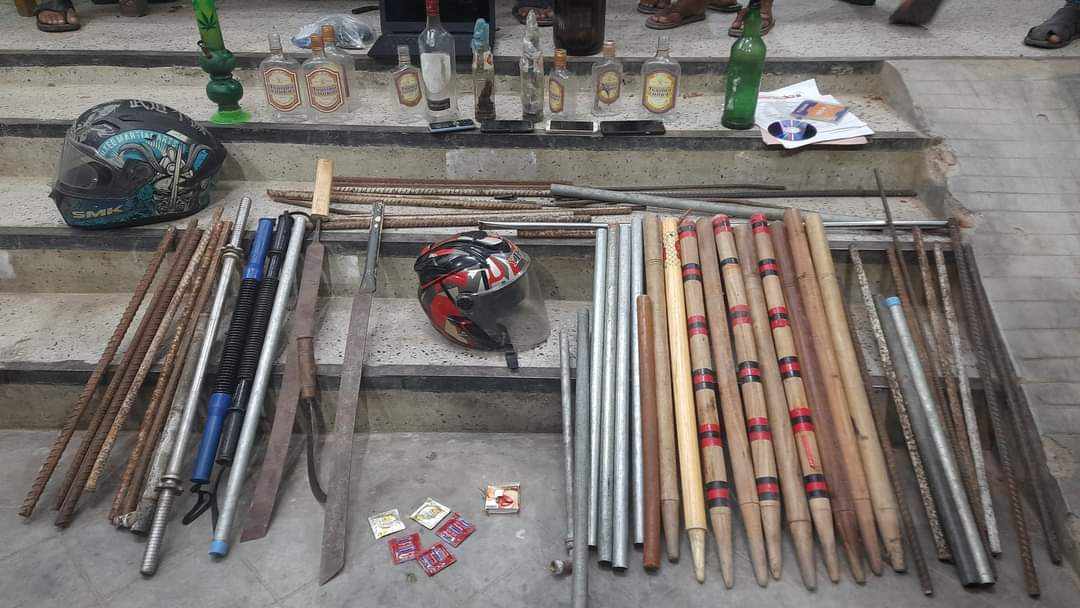 রাবিতে ছাত্রলীগের ব্লকে বিপুল পরিমাণ দেশীয় অস্ত্র-মদের বোতল উদ্ধার 