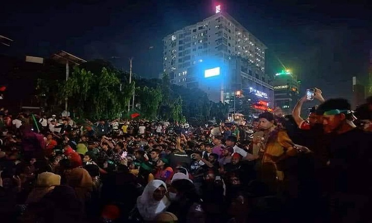 শেখ হাসিনার ফাঁসির দাবিতে রাতভর উত্তাল ছিল ধানমণ্ডি ৩২ নম্বর