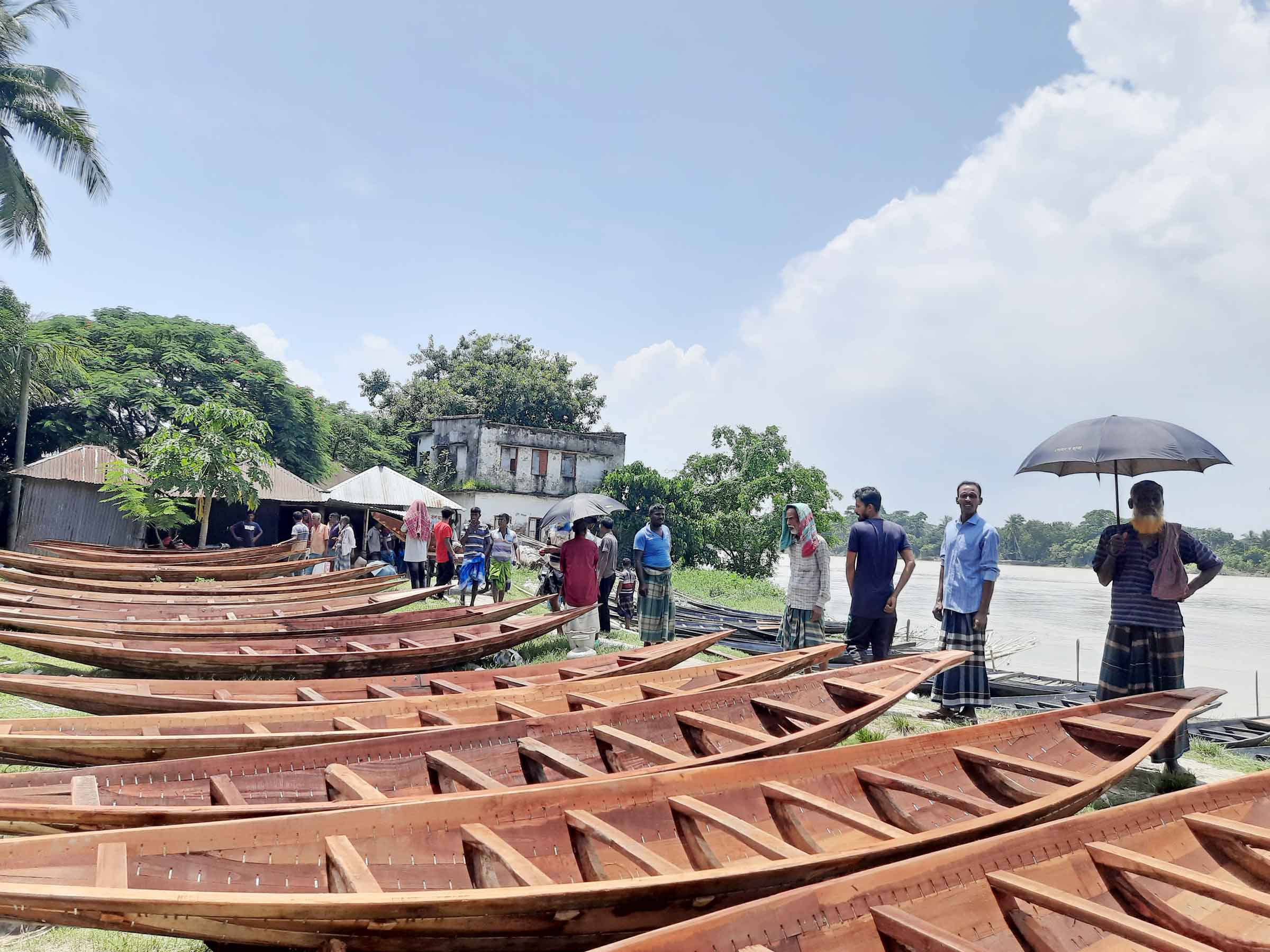 কালিয়ায় নৌকা তৈরিতে ব্যস্ত সময় পার করছেন কারিগররা