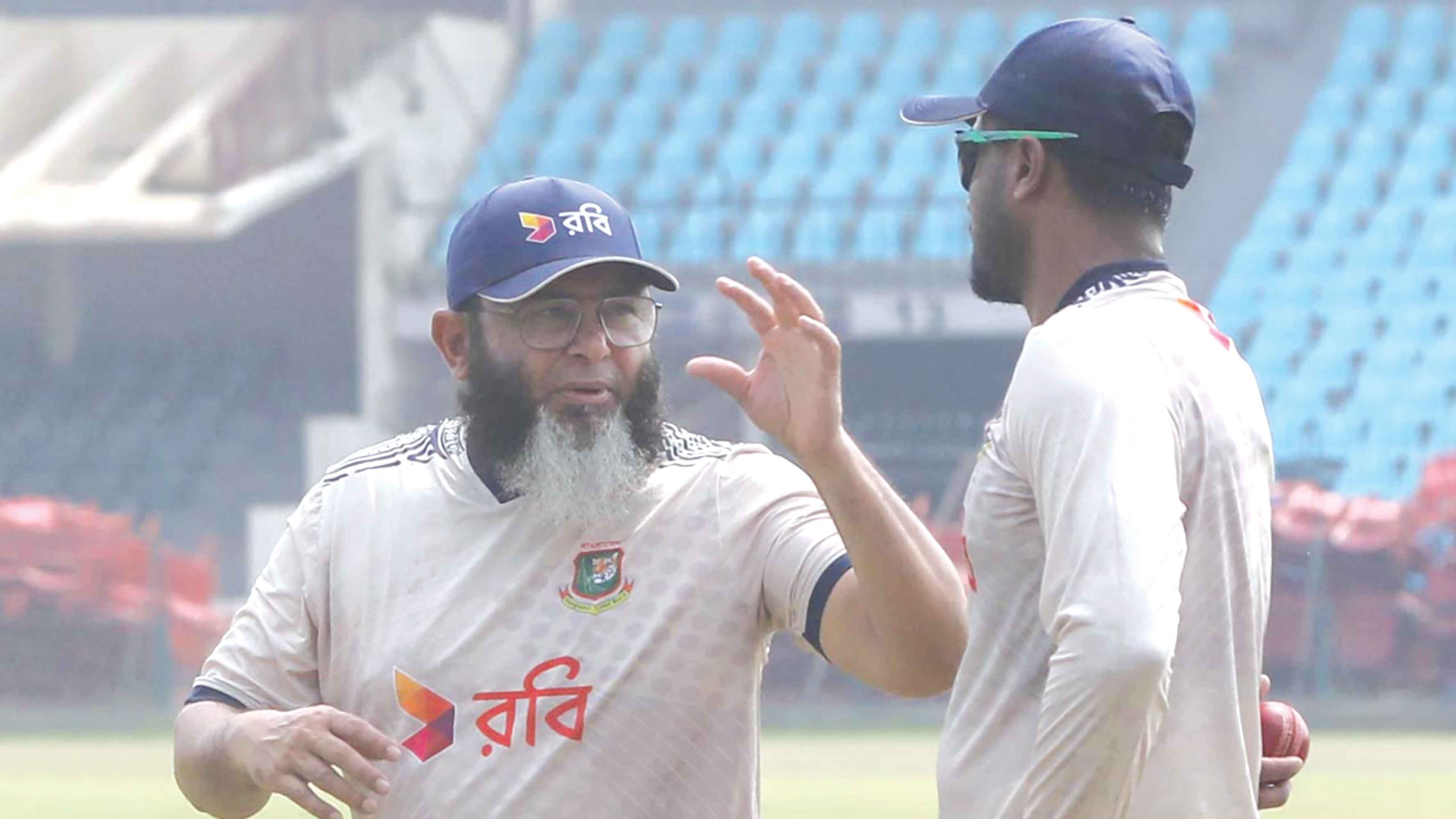 বাংলাদেশি স্পিনারদের প্রশংসায় ভাসালেন মুশতাক