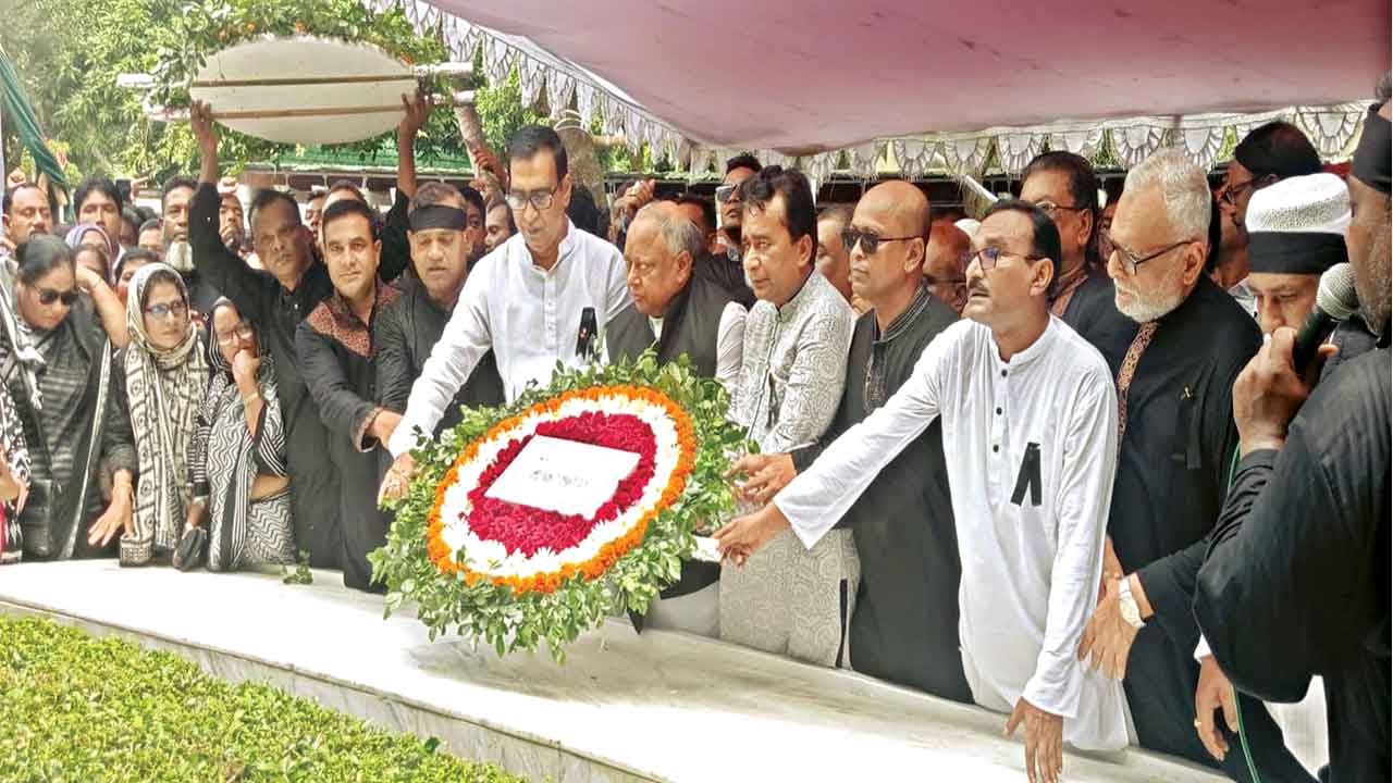টুঙ্গিপাড়ায় বঙ্গবন্ধুর সমাধিতে ফুলেল শ্রদ্ধা ও দোয়া