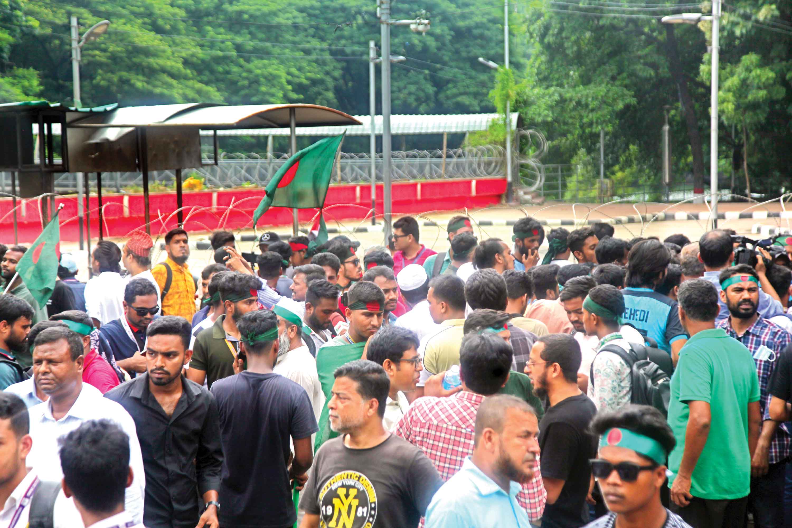 ধানমন্ডির ৩২ নম্বরে ছাত্র-জনতার অবস্থান