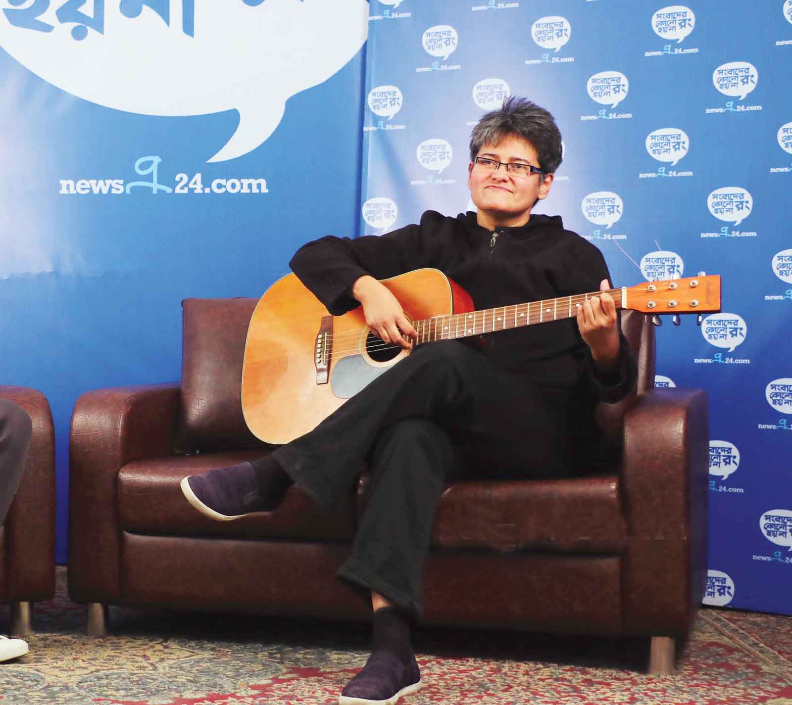 রাস্তার মোড়, যতখানি পুরুষের তারও বেশি তোর : সায়ান
