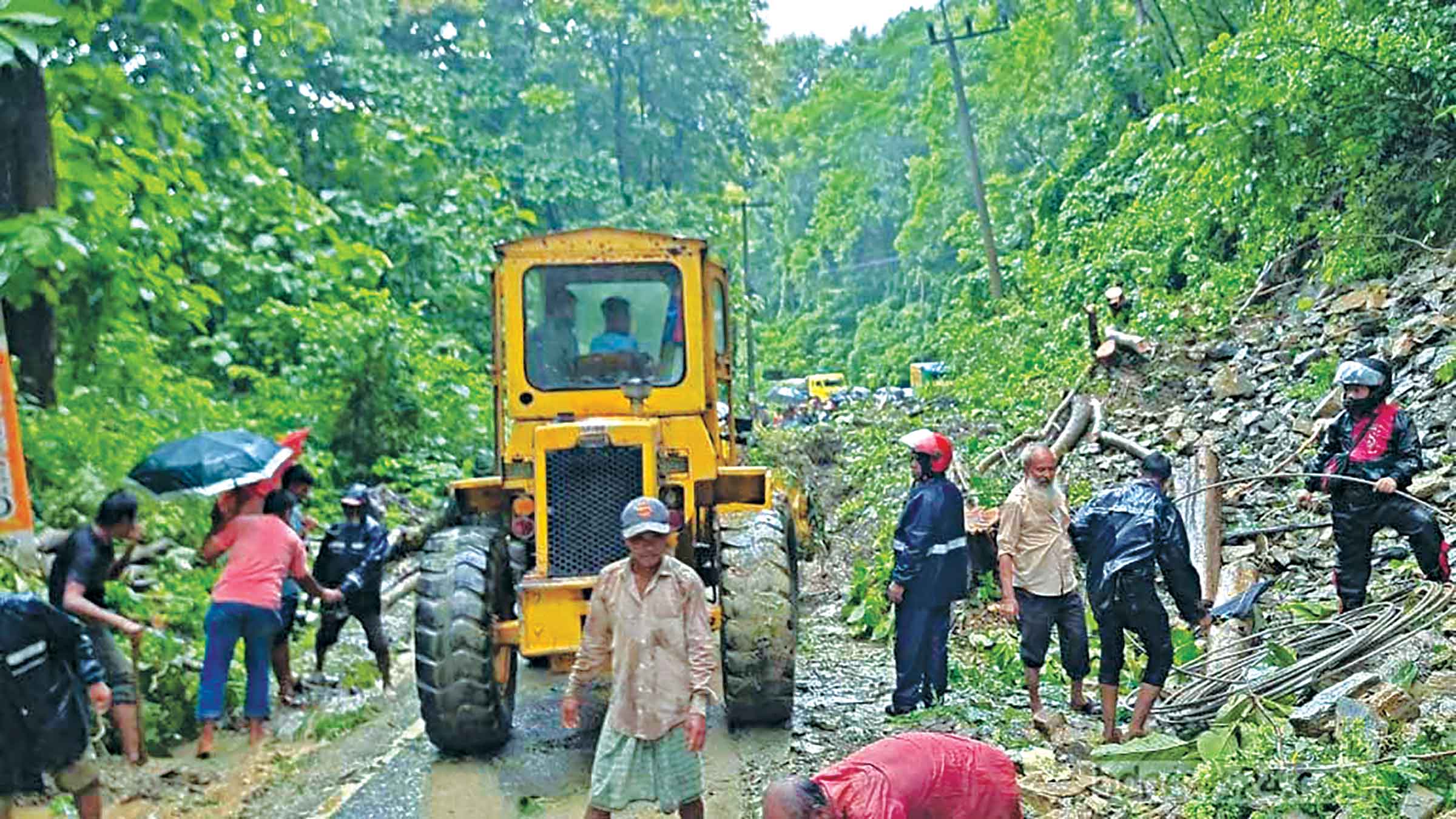ভারী বর্ষণে খাগড়াছড়িতে পাহাড়ধস, যান চলাচল বন্ধ