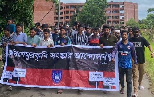 গাজীপুরে কৃষি বিশ্ববিদ্যালয়ের প্রশাসনিকভবনে তালা, ক্লাশে ফিরেনি শিক্ষার্থীরা