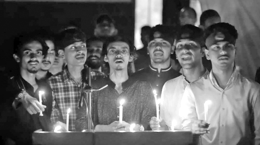 ছাত্র আন্দোলনে নিহতদের স্মরণে বনফুল আদিবাসী গ্রীনহার্ট কলেজে মোমবাতি প্রজ্বলন