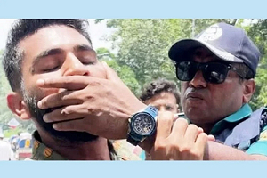 ‘মার্চ ফর জাস্টিস’ কর্মসূচিতে শিক্ষার্থীর মুখ চেপে ধরা সেই পুলিশ সদস্য বরখাস্ত