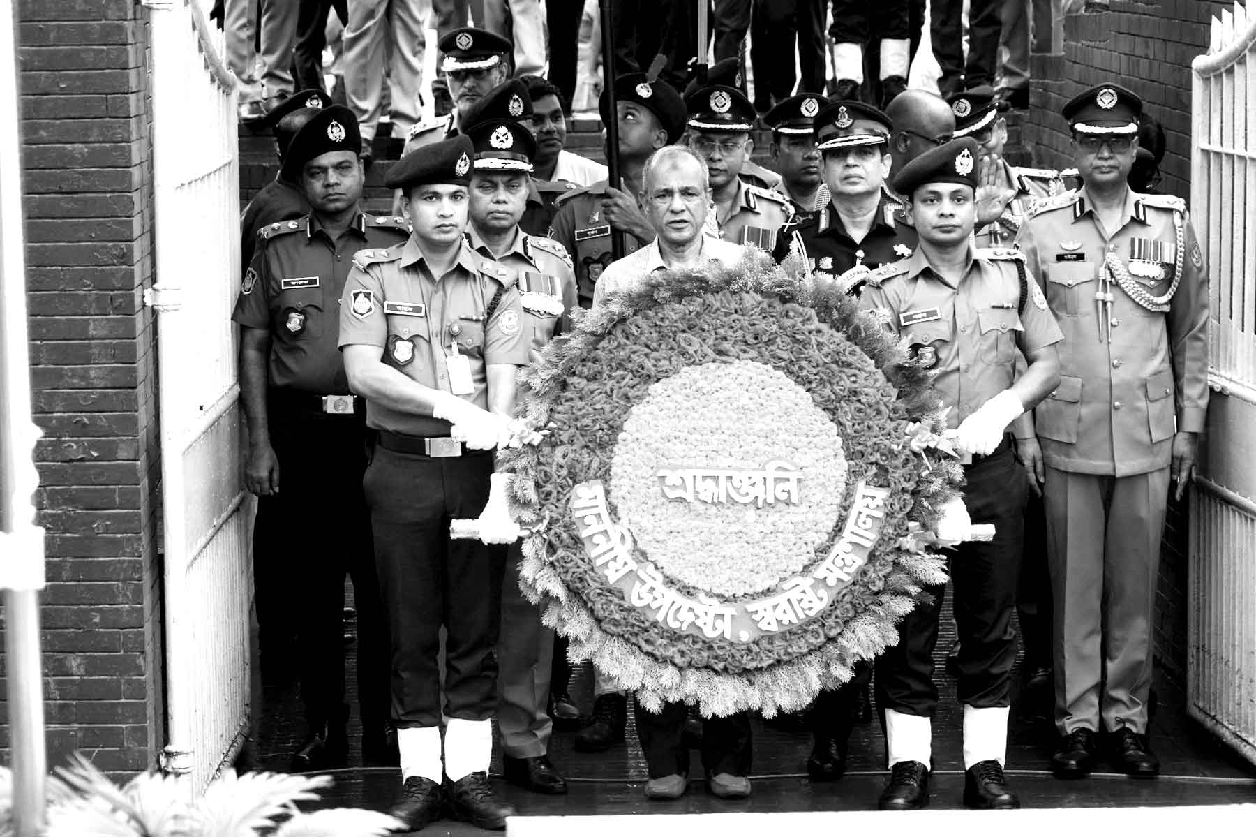 রাজারবাগ পুলিশ স্মৃতিস্তম্ভে স্বরাষ্ট্র উপদেষ্টার শ্রদ্ধা