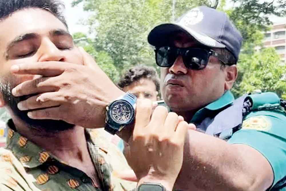 শিক্ষার্থীর মুখ চেপে ধরা পুলিশ পরিদর্শক সাময়িক বরখাস্ত