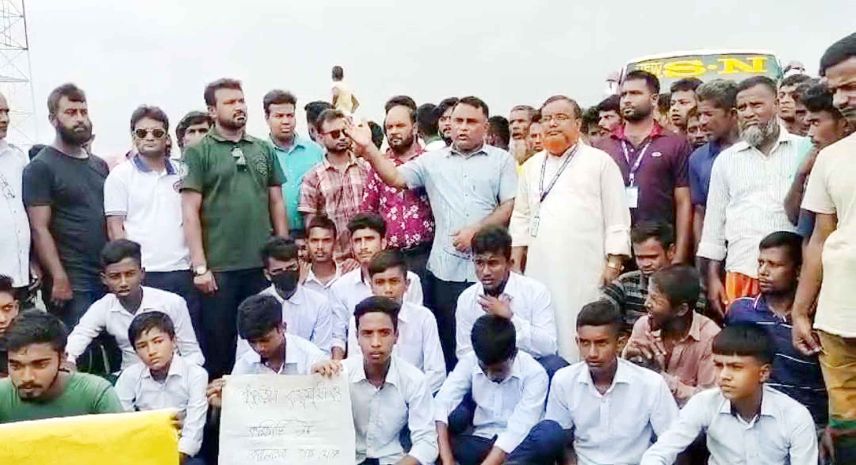 সিরাজগঞ্জে আন্ডারপাসের দাবিতে মহাসড়ক অবরোধ