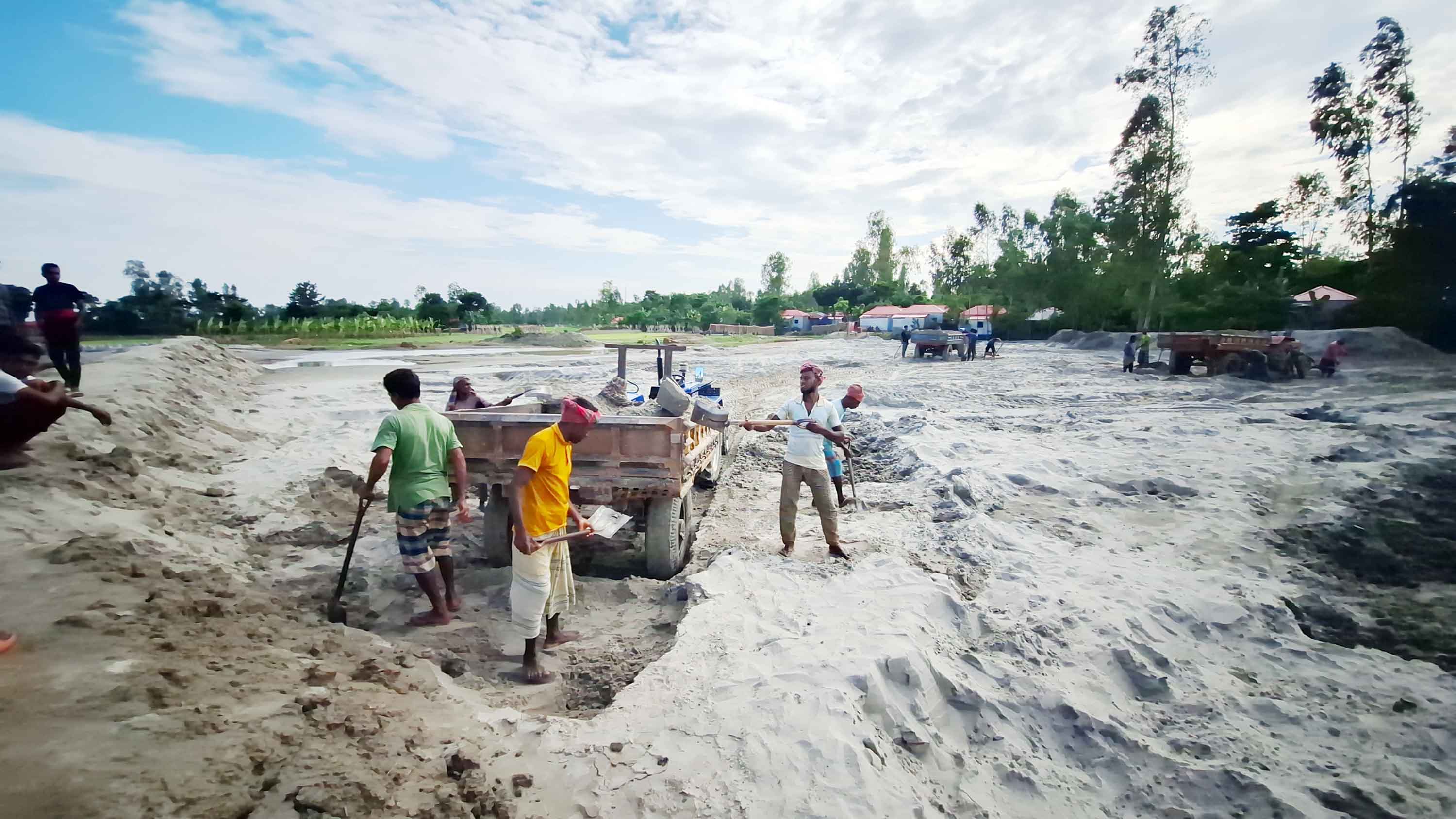 যমুনায় প্রশাসনের সামনেই প্রতিদিন ১০ লাখ টাকার বালু উত্তোলন