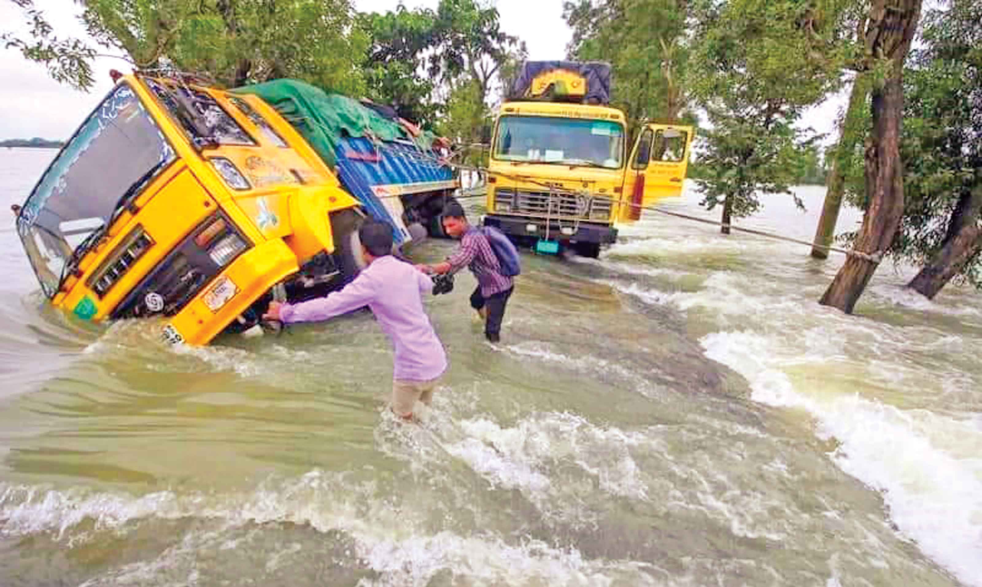 পানির তোড়ে ভাসছে ফেনী আশপাশের জেলাও বিপদে
