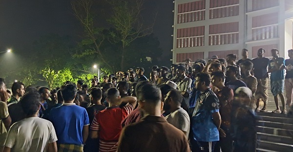 ভারতের বাঁধ খুলে আকস্মিক বন্যা, গভীর রাতে শিক্ষার্থীদের বিক্ষোভ 