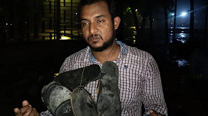 ঢাবি শিক্ষার্থীরা ছাত্রলীগ নেতাকে জুতার মালা পরিয়ে পুলিশে দিলেন 