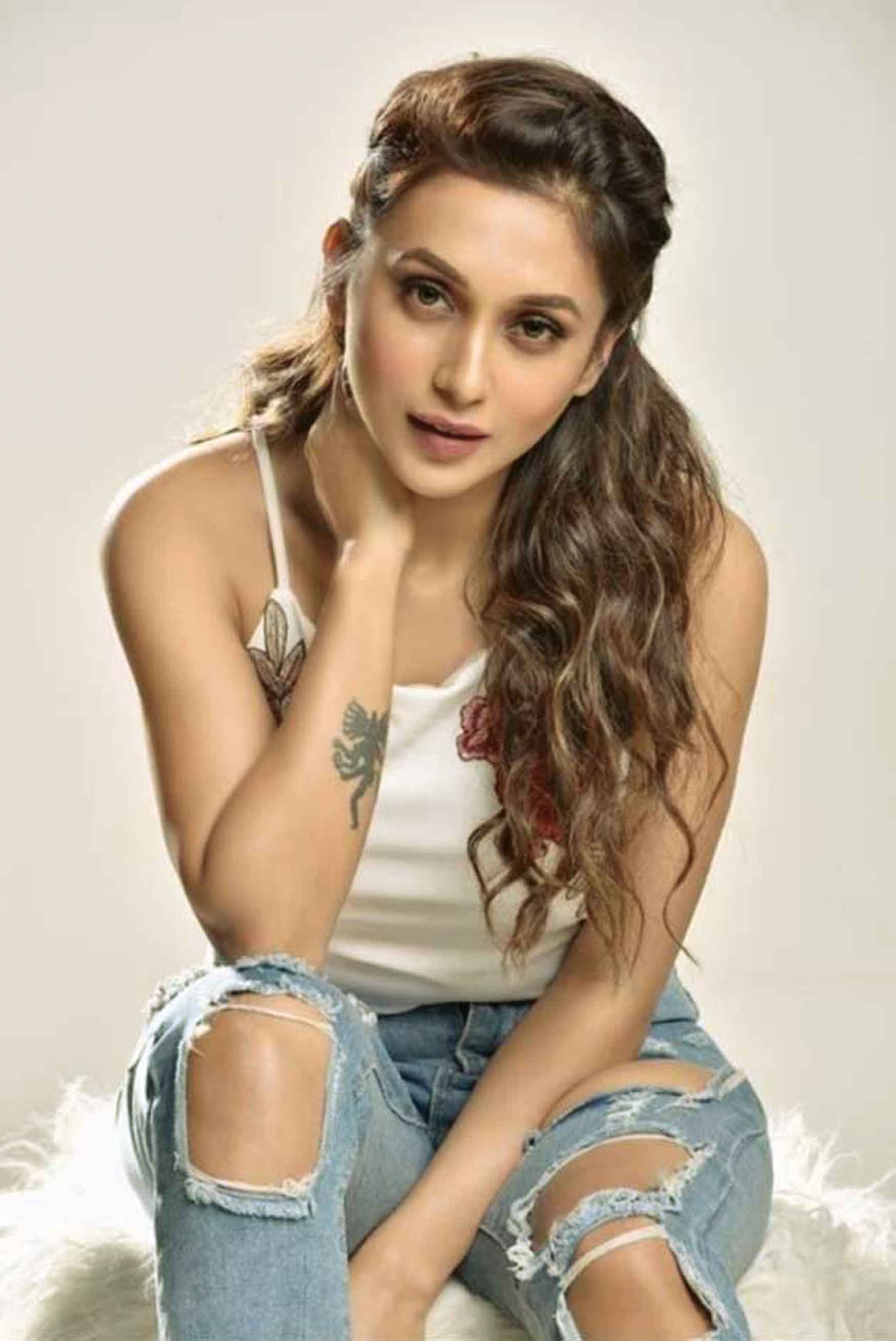 প্রকাশ্যে মিমি চক্রবর্তীকে ধর্ষণের হুমকি