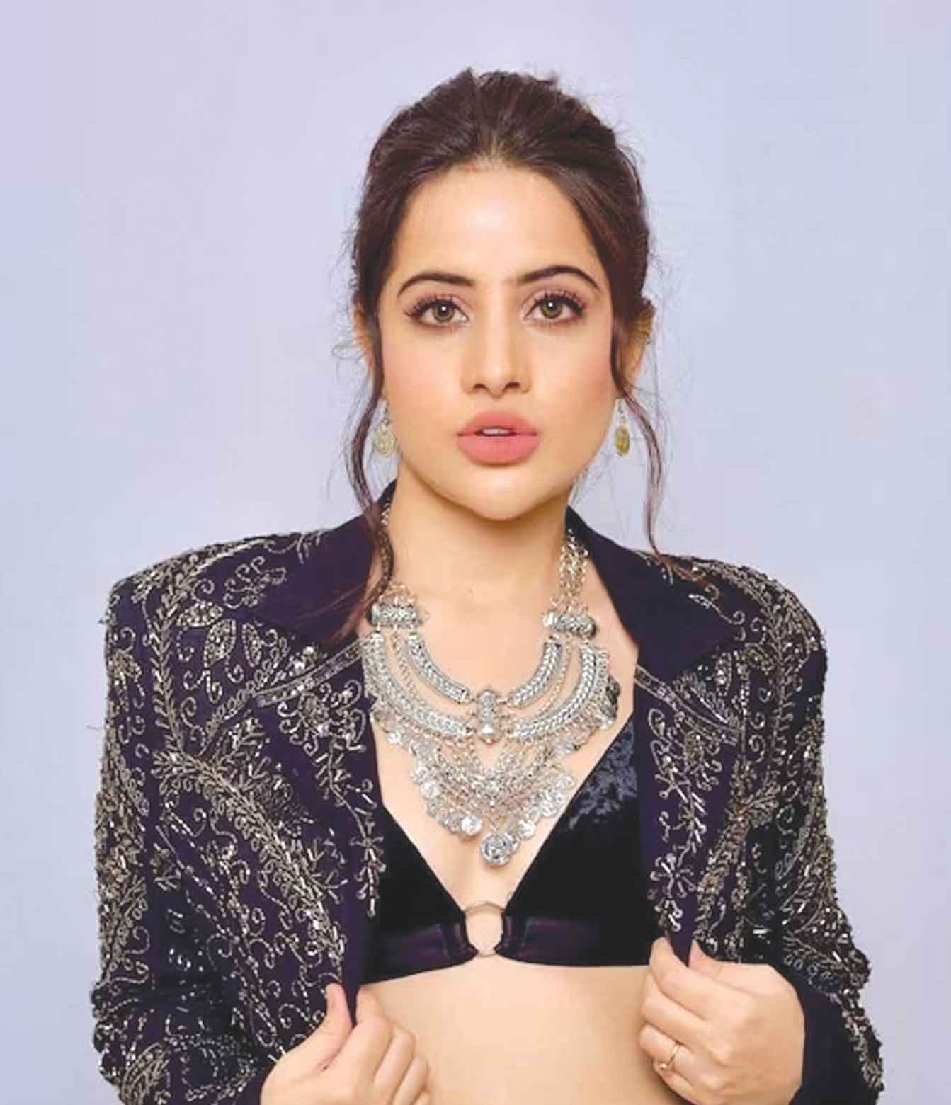 গায়ে আগুন দিলেন উরফি