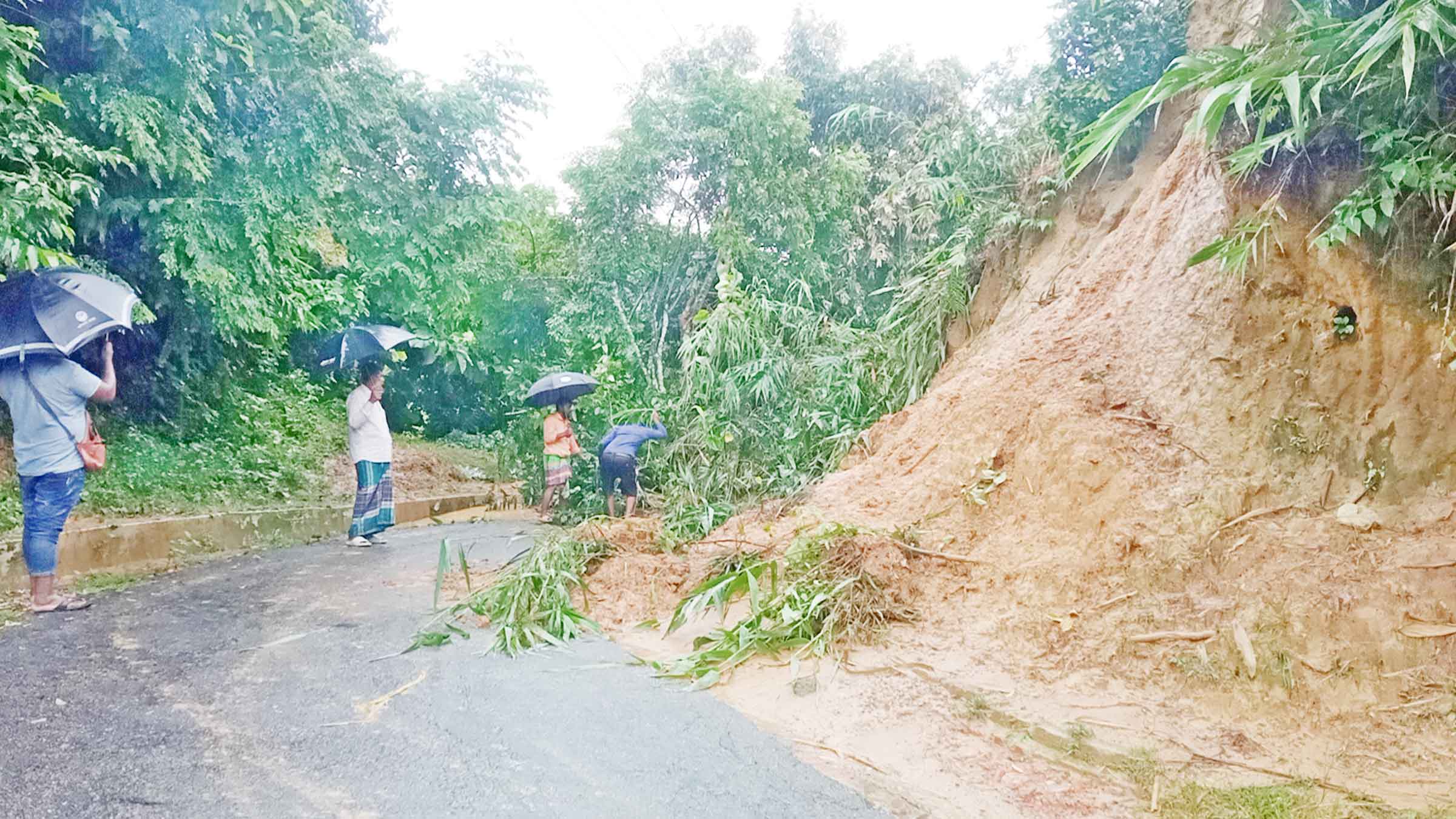 নানিয়ারচরে বিভিন্ন স্থানে পাহাড় ধস, আতঙ্কে জনসাধারণ