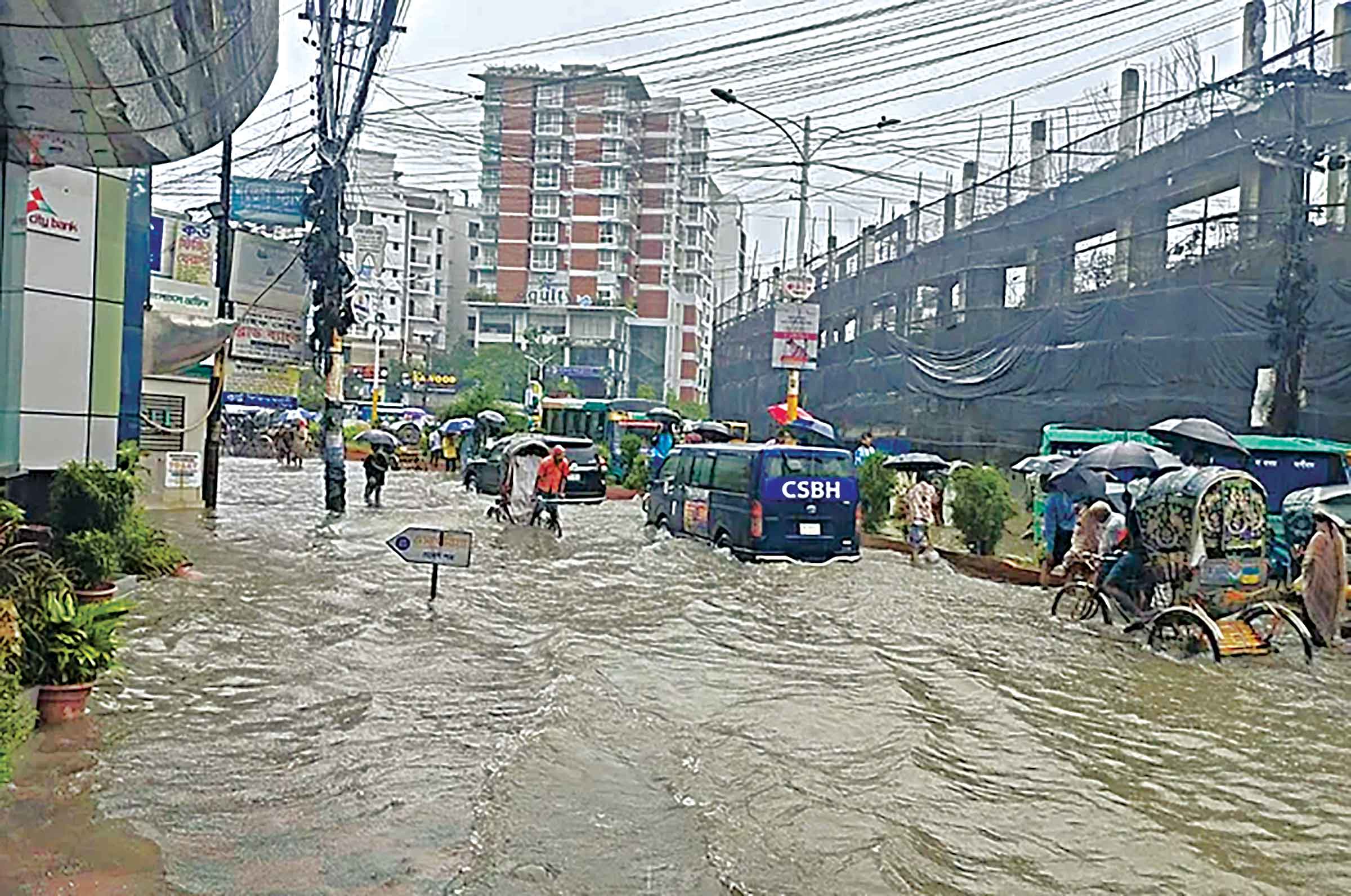 চট্টগ্রামে যানবাহন সংকটে নাকাল কর্মস্থলমুখী মানুষ