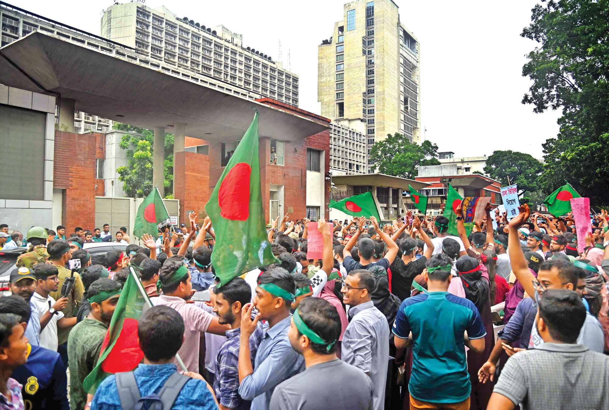 নানা দাবি নিয়ে সচিবালয়ের সামনে তারা