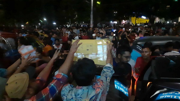 বন্যায় ত্রাণ সহায়তা দিতে ঢাকা বিশ্ববিদ্যালয়ে মানুষের ঢল