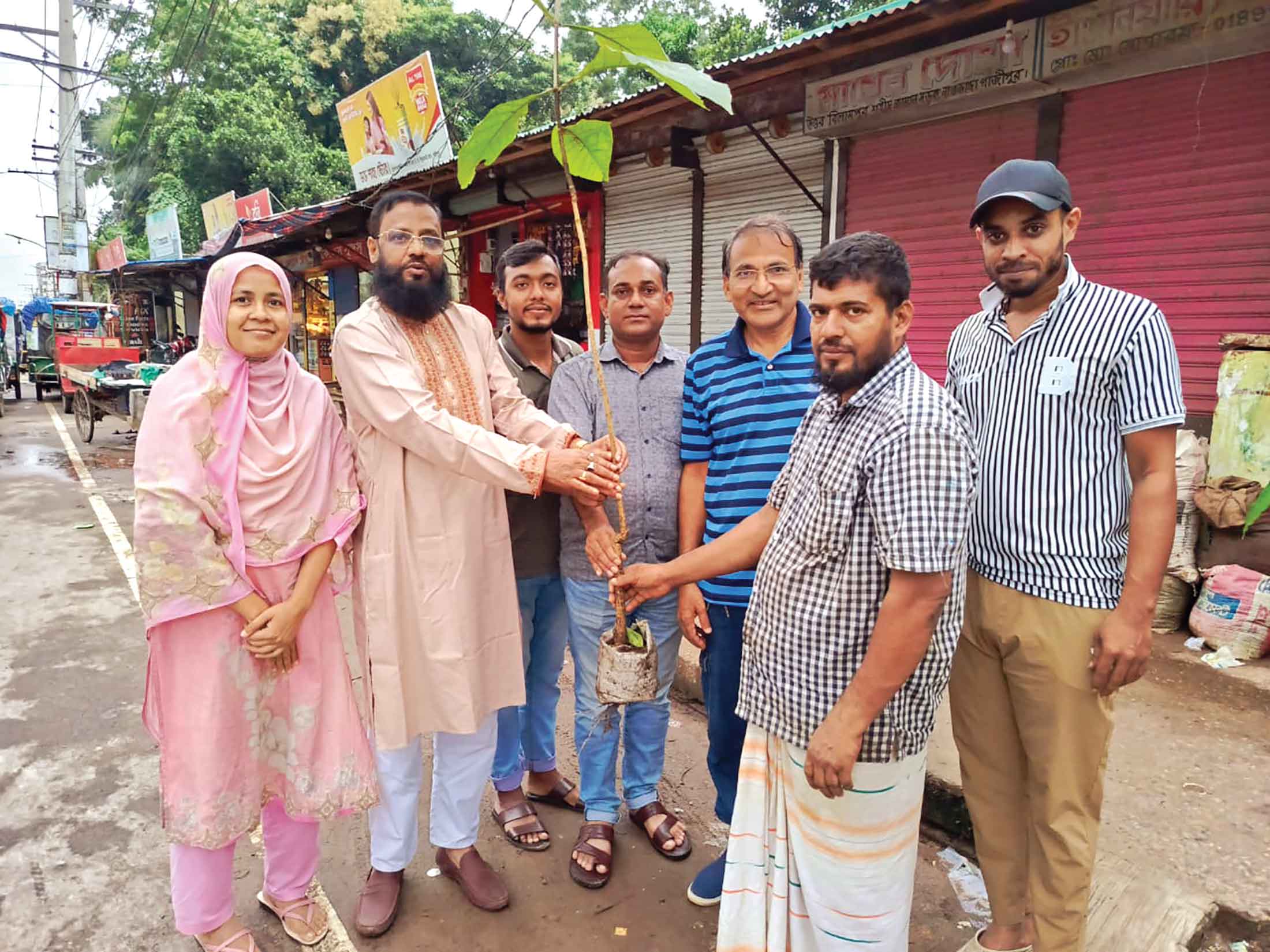 গাজীপুরে গাছের চারা বিতরণ
