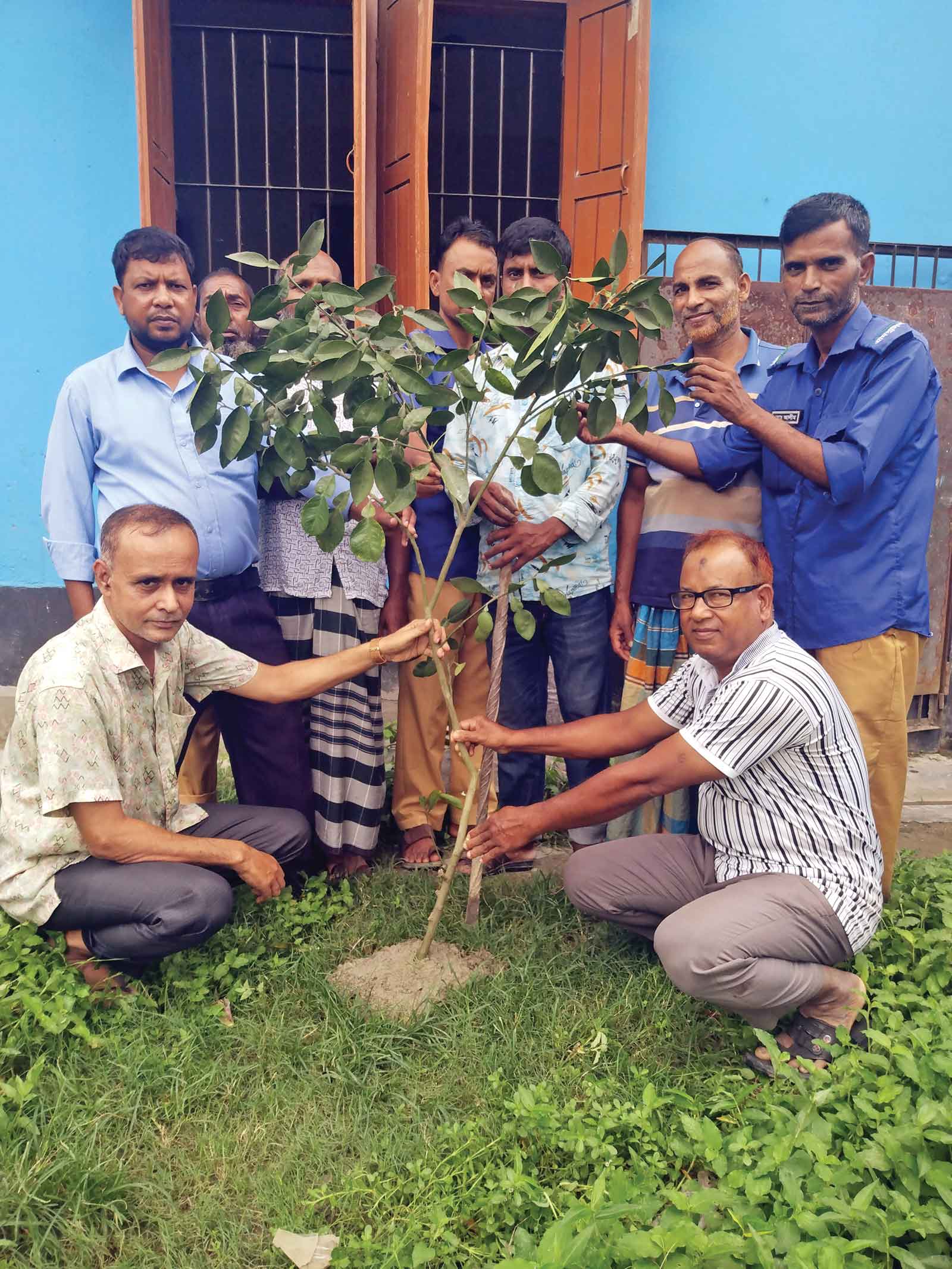নাগরপুরের বন্ধুদের গাছের চারা রোপণ