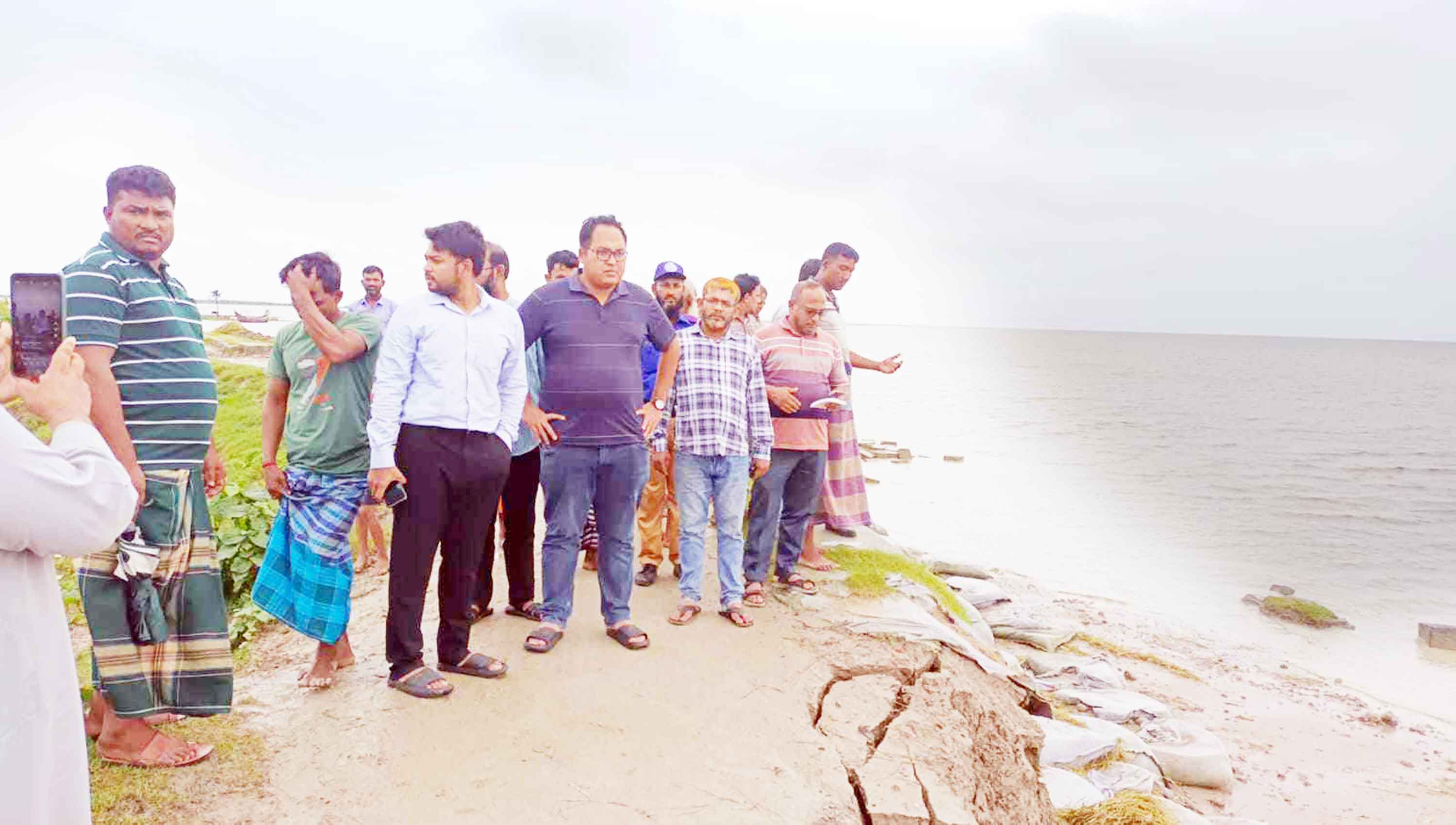সন্দ্বীপে ভারী বর্ষণের পানিতে ক্ষতিগ্রস্ত এলাকা পরিদর্শনে ইউএনও