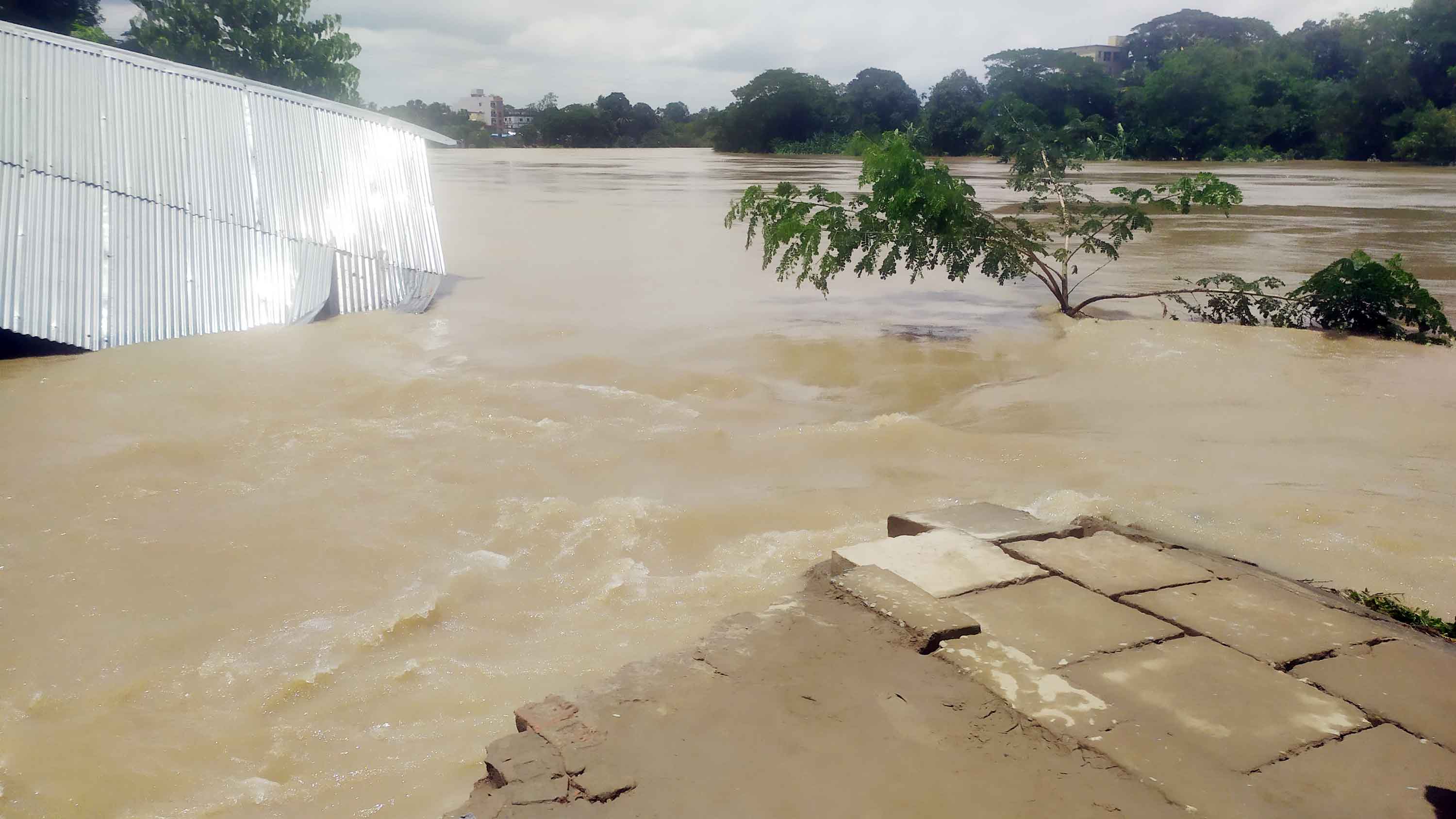 এবার হালদার বাঁধ ভেঙে স্মরণকালের ভয়াবহ বন্যা