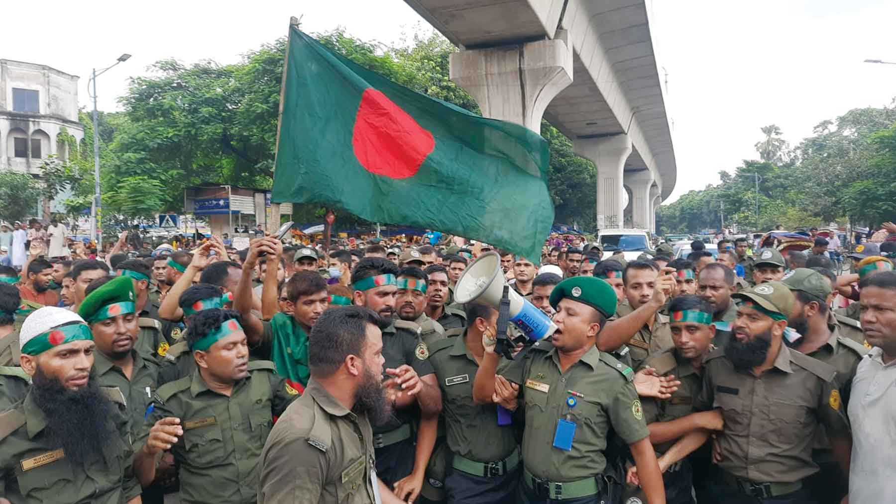 'চাকরি জাতীয়করণ' দাবি আনসার বাহিনীর