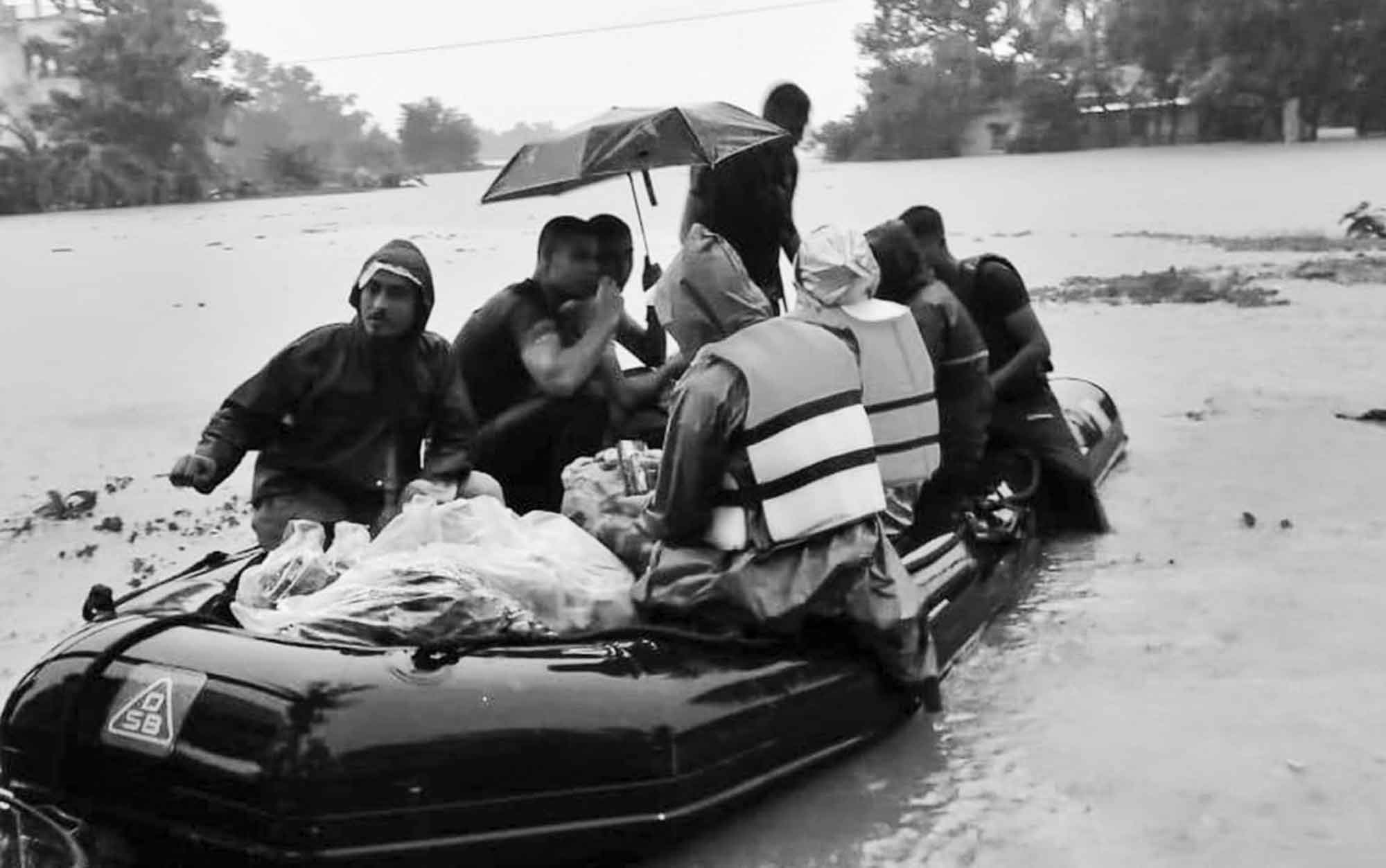 ফেনীতে চিকিৎসা সহায়তা ও উদ্ধার অভিযানে নৌবাহিনী