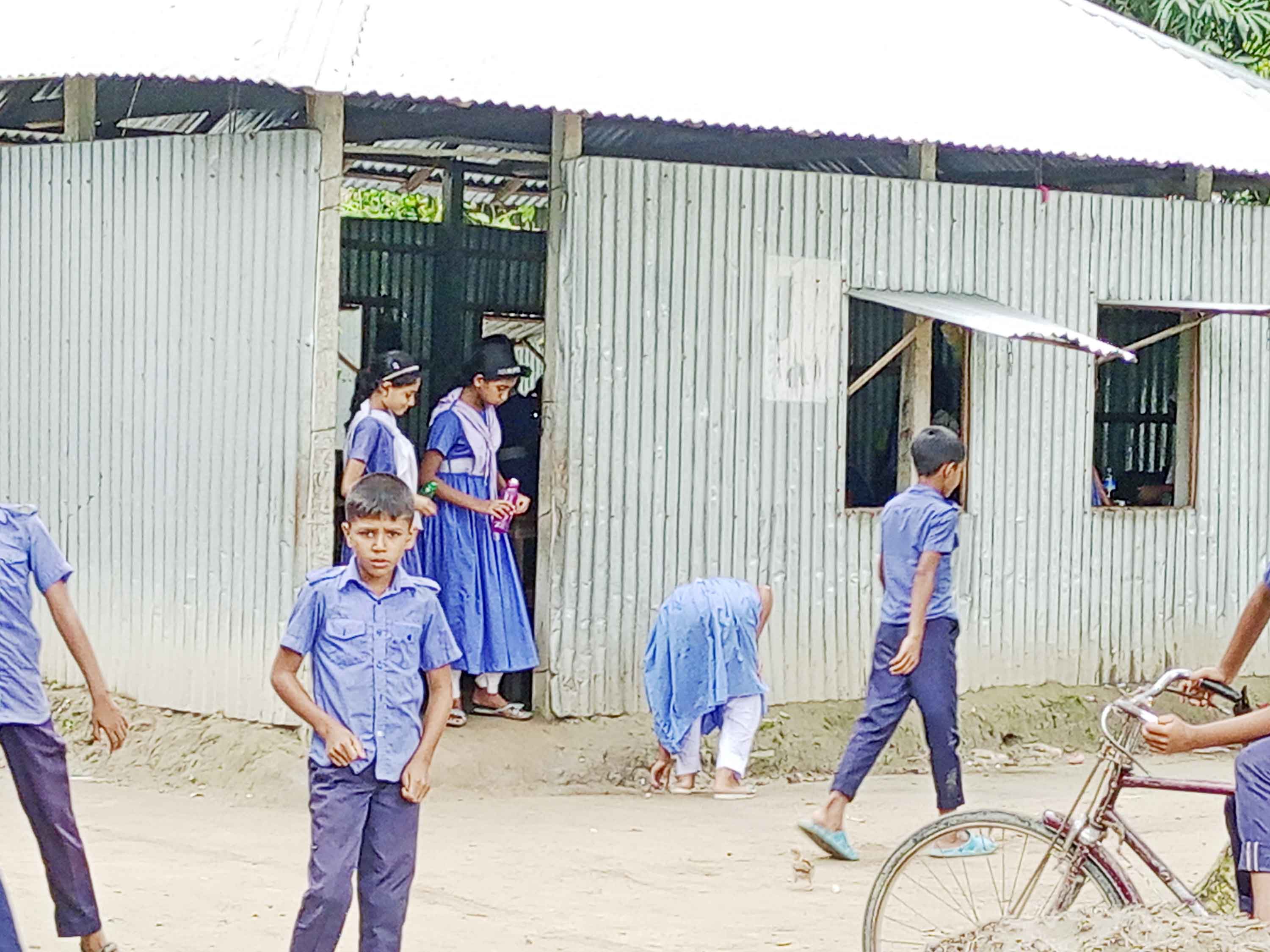 প্রাথমিক বিদ্যালয়ে শ্রেণিকক্ষ সংকট, পাঠদান ব্যাহত