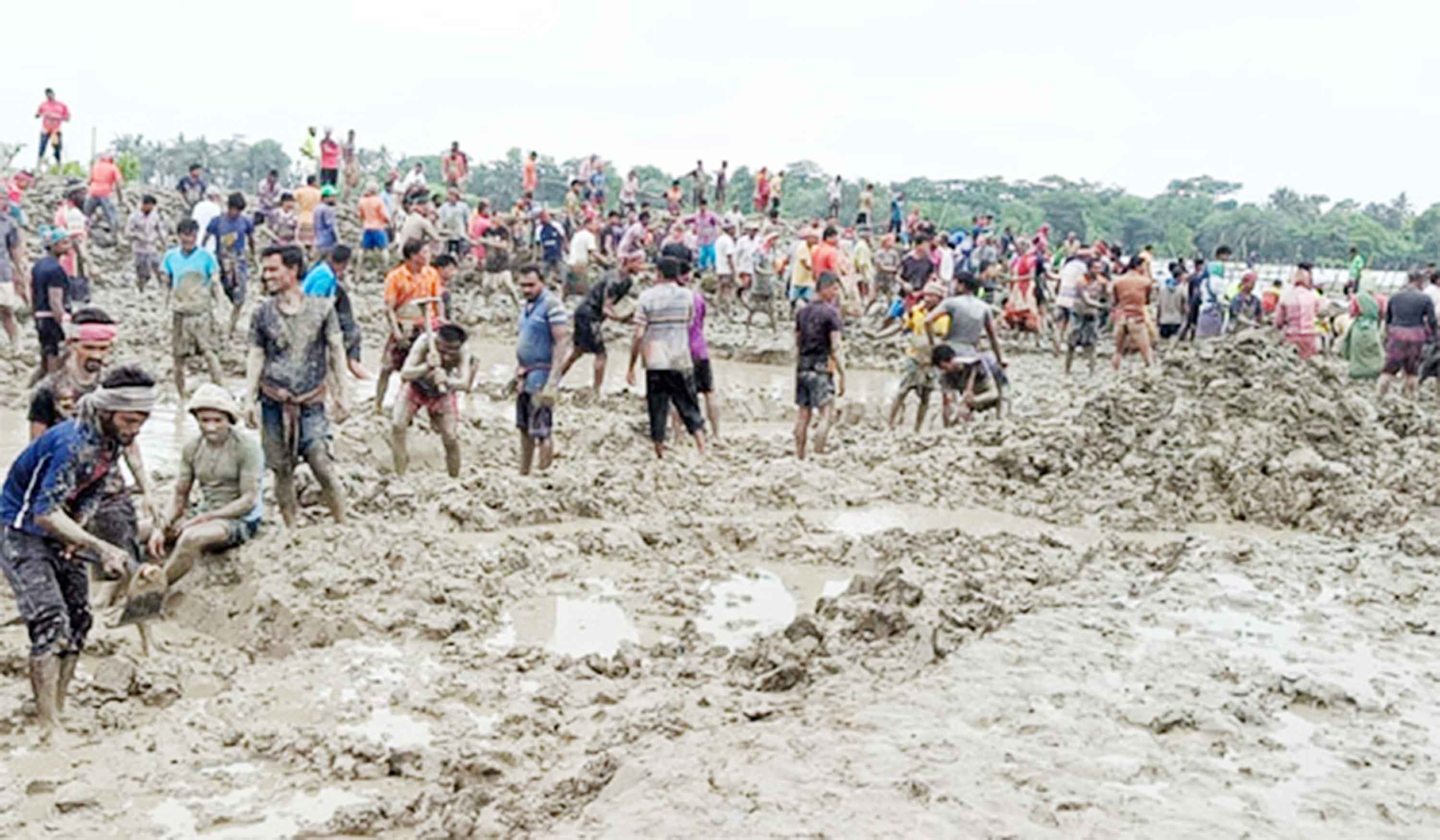খুলনায় দুই দিনেও মেরামত করা যায়নি দেলুটির ক্ষতিগ্রস্ত বেড়িবাঁধ ১৩ গ্রাম পস্নাবিত, ব্যাপক ক্ষয়ক্ষতি