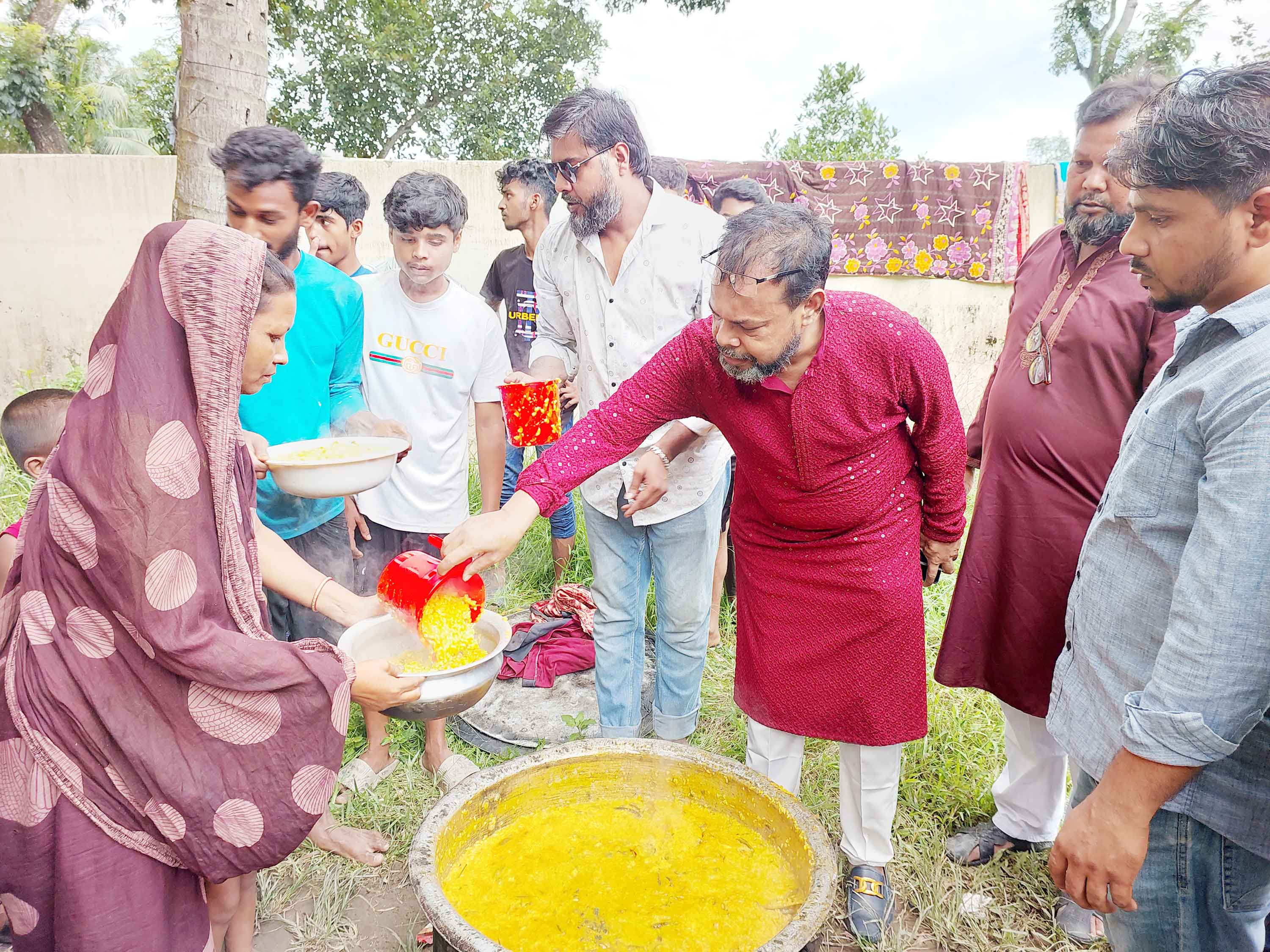 বন্যার্তদের ত্রাণসমগ্রী বিতরণ বিভিন্ন টিম ইউনিটির