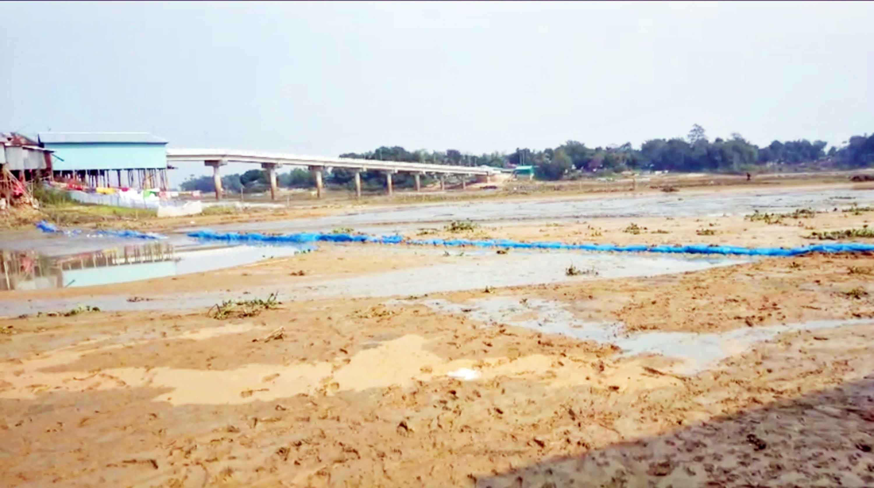 নদী খননের বালু দিয়ে জলাশয় হ্রদ ভরাট, নির্বিকার প্রশাসন!
