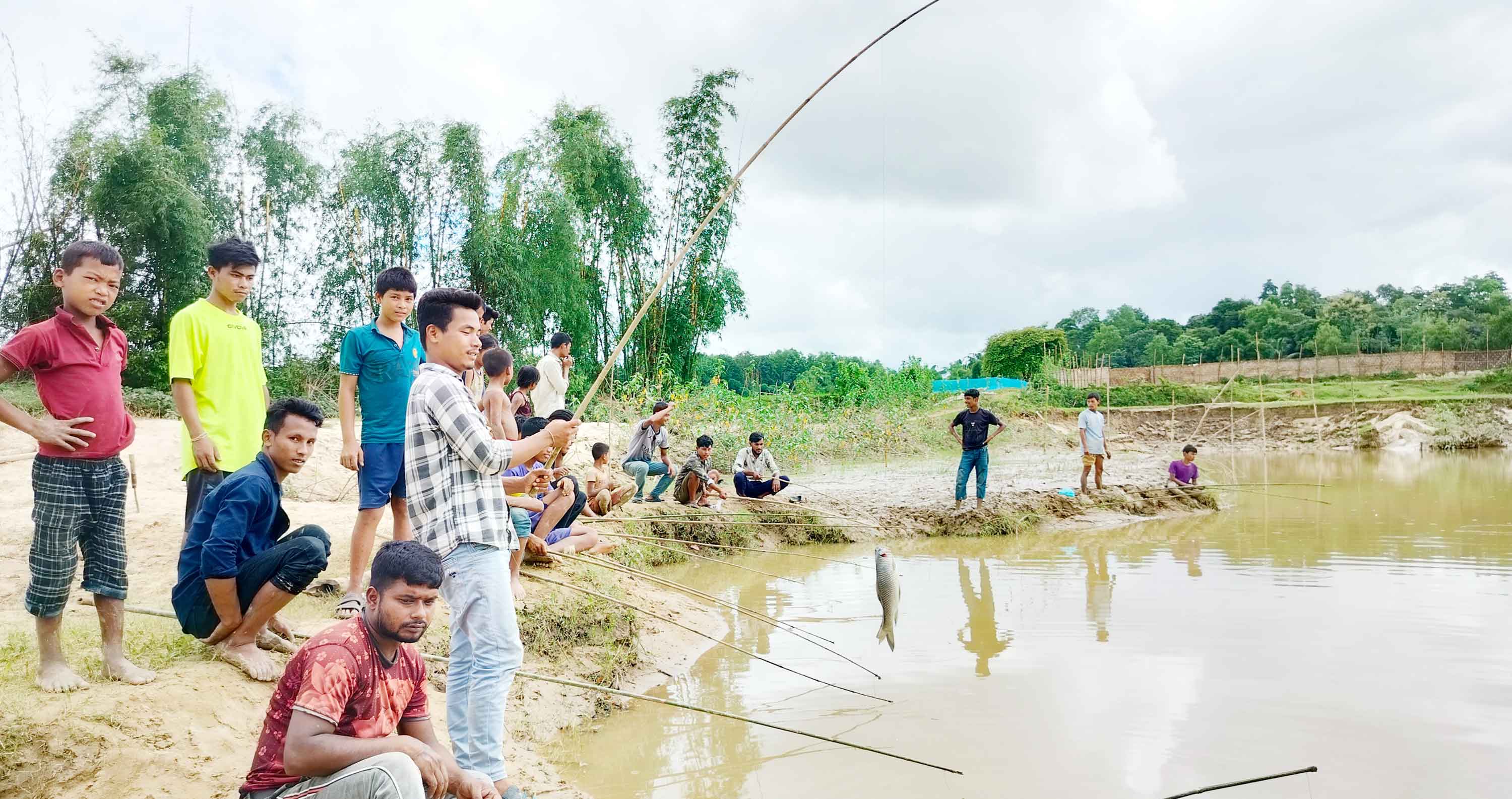 মানিকছড়ির বিভিন্ন খালে রুই-কাতল ধরার হিড়িক