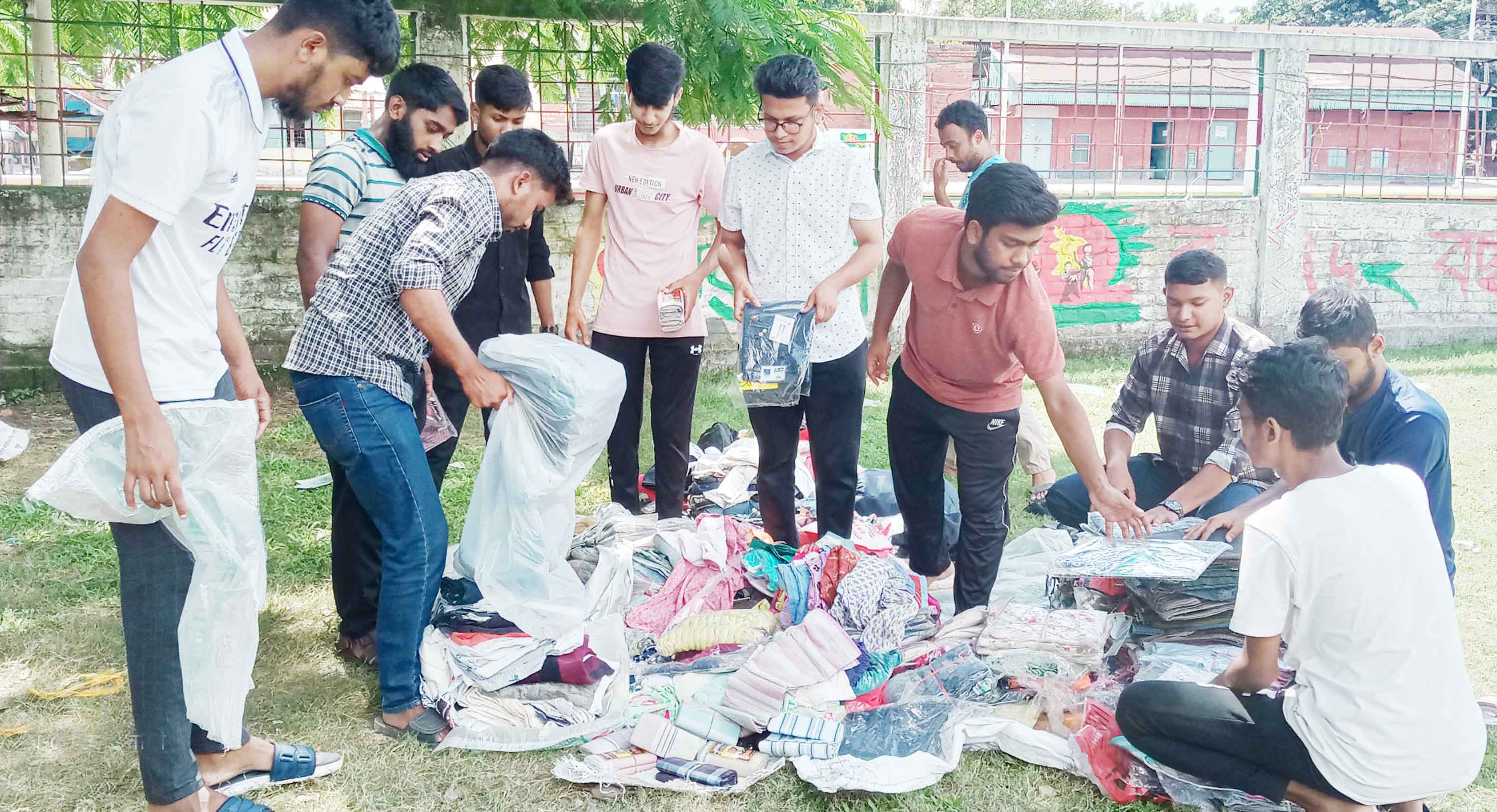 বানভাসিদের পাশে দাঁড়াতে অর্থ ও ত্রাণ সংগ্রহ