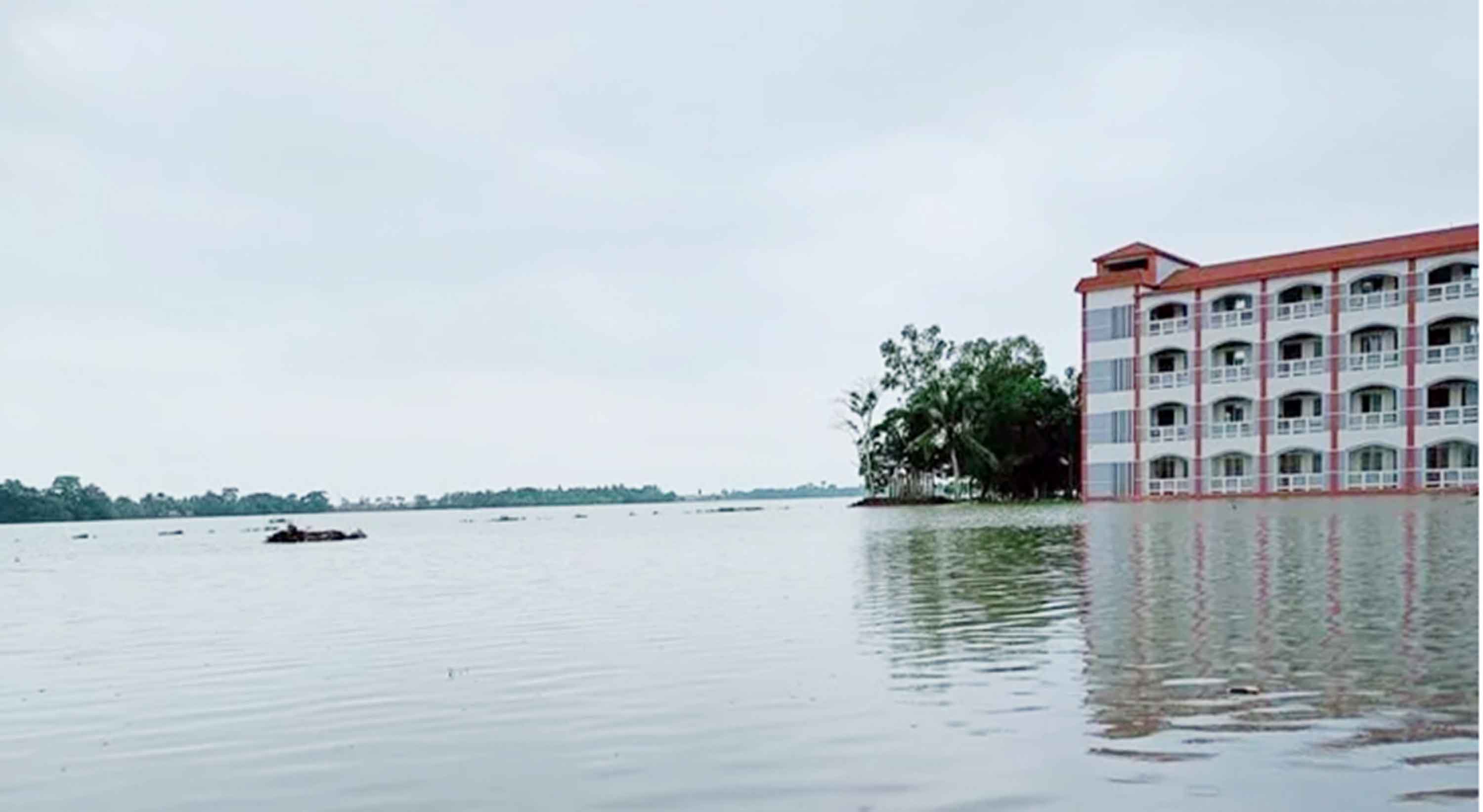 ভারী বর্ষণে তলিয়েছে খুলনার রাস্তাঘাট, ভোগান্তিতে মানুষ