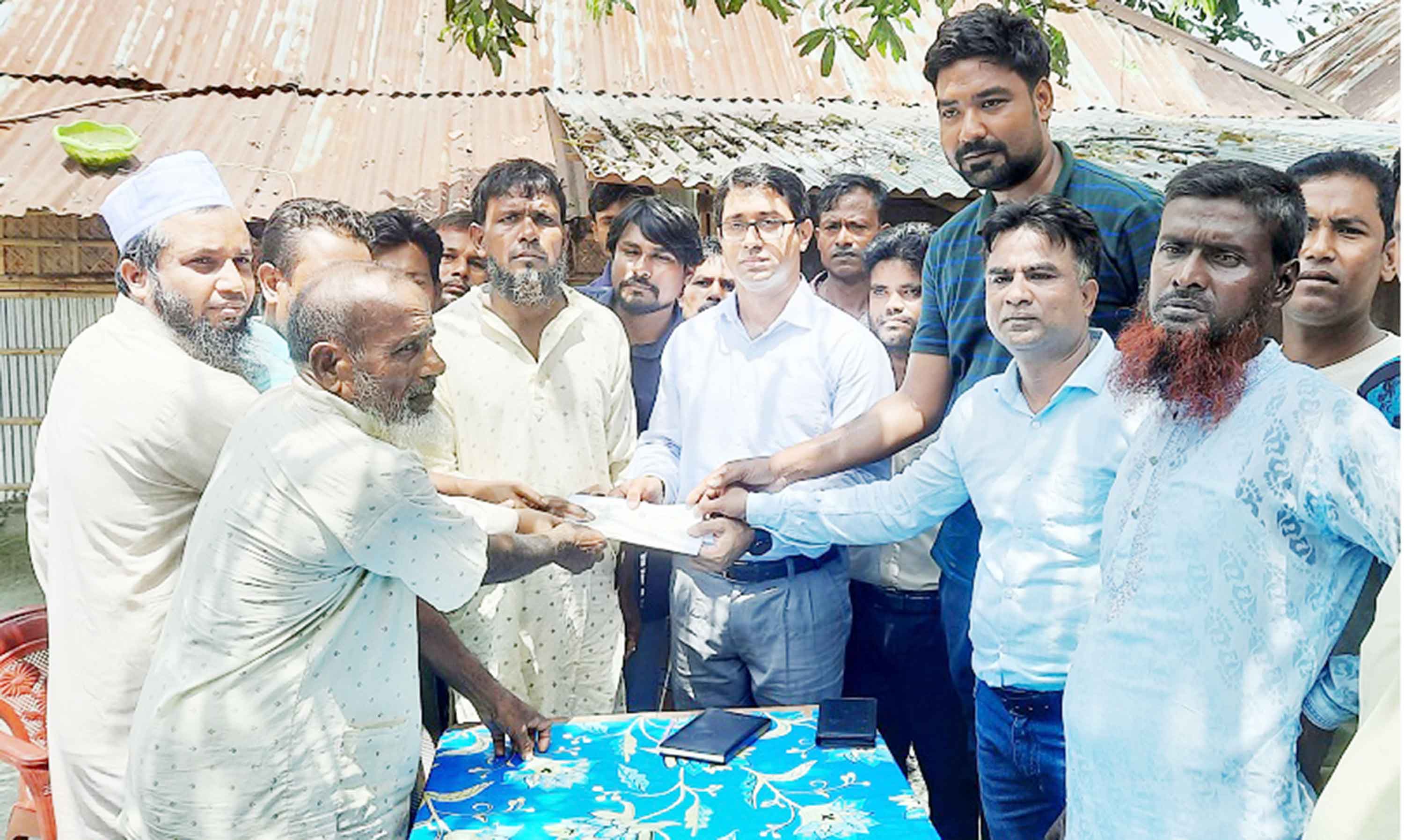নীলফামারীর নিহত রুবেলের পরিবারের পাশে উপজেলা প্রশাসন