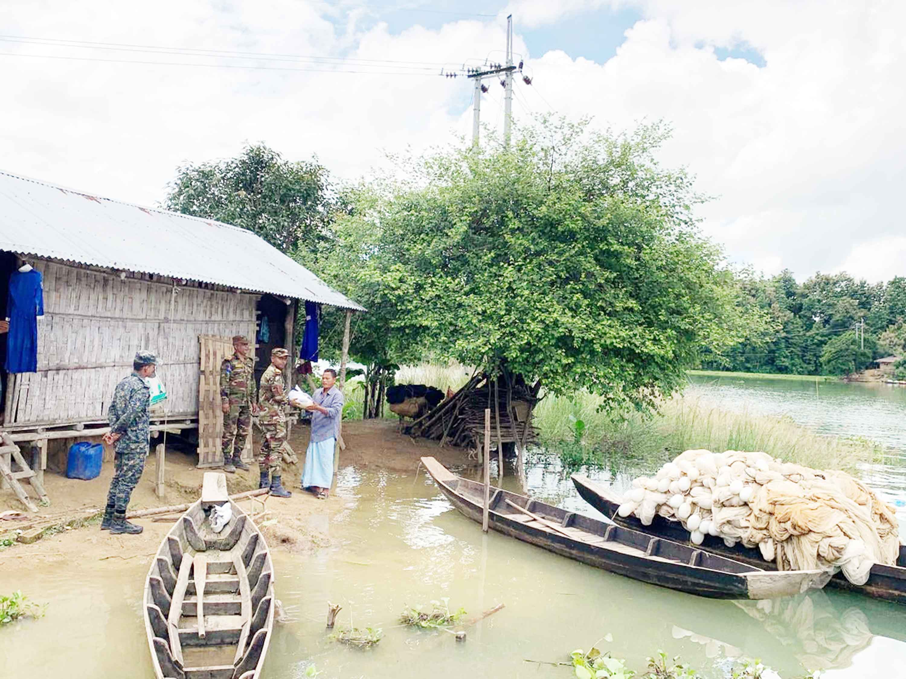 বন্যার্তদের পাশে দাঁড়াল সেনাবাহিনী ও বিভিন্ন টিম